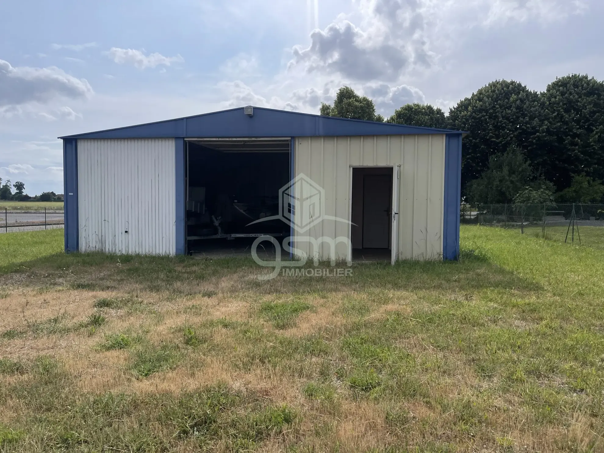 Local professionnel à vendre à Veigné en zone artisanale avec garage et terrain