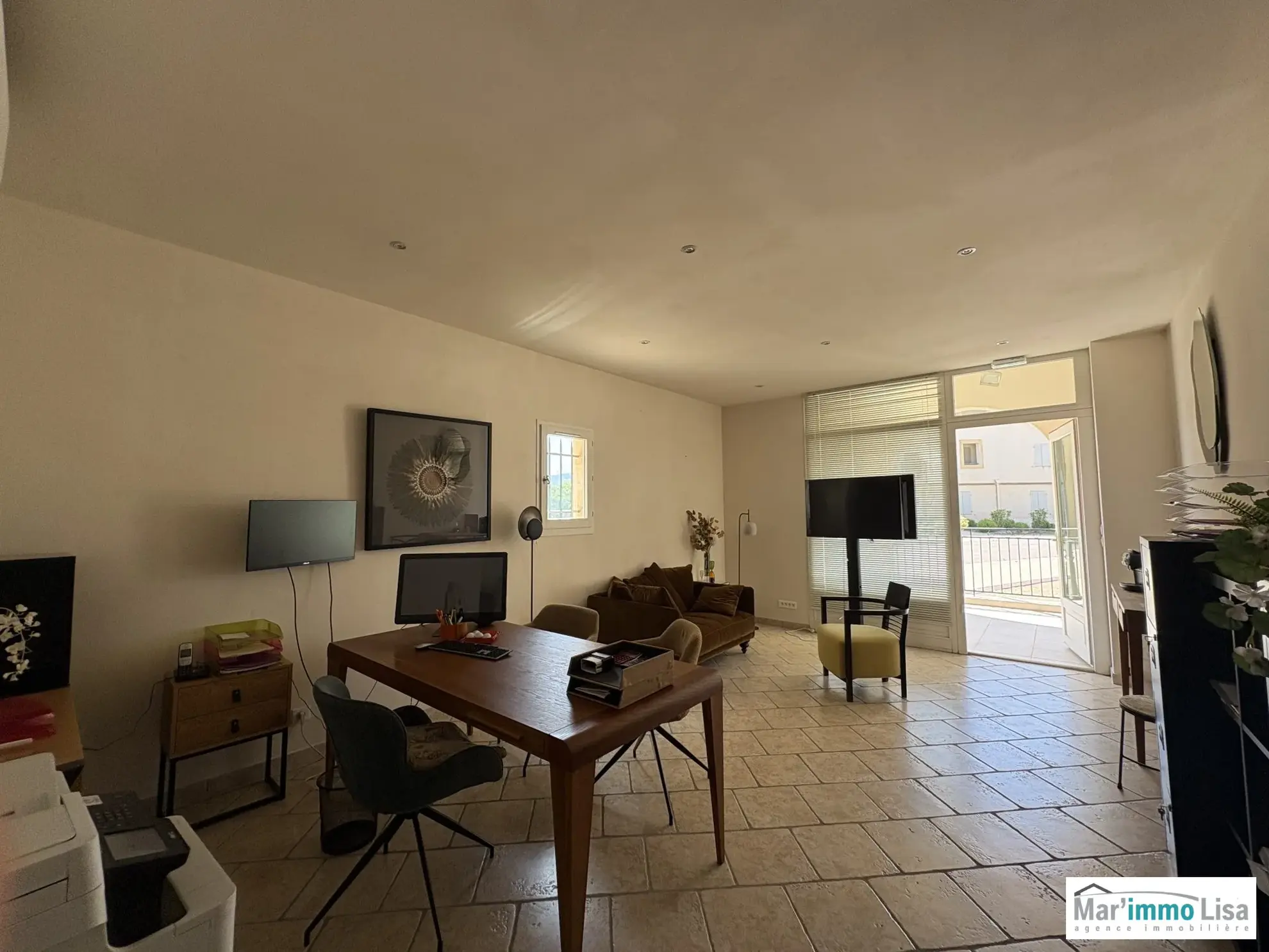 Local professionnel à vendre sur le golf de Pont-Royal, excellente rentabilité