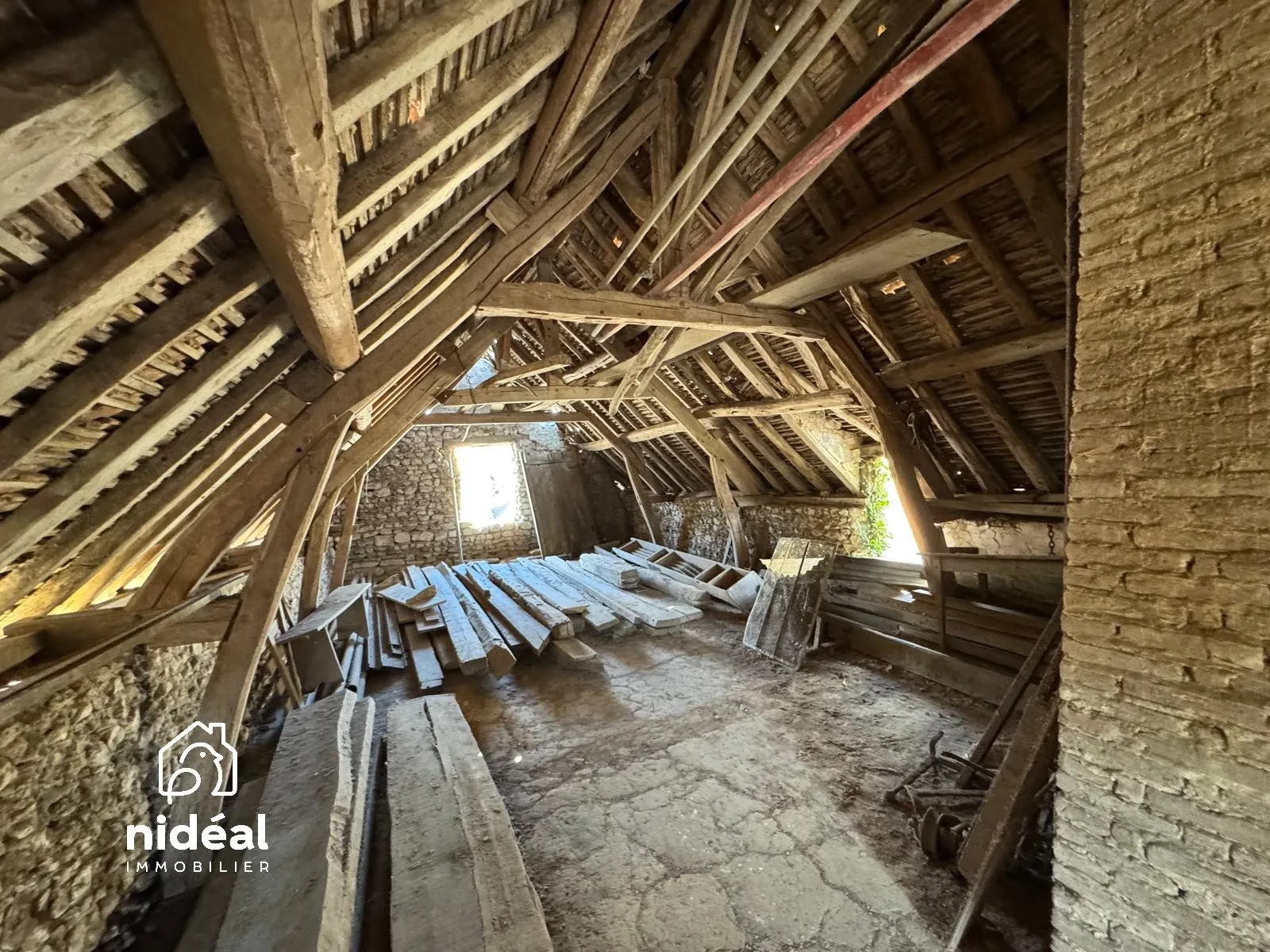 Dépendance à rénover de 180 m² à Jouy-sur-Eure, charme et potentiel 