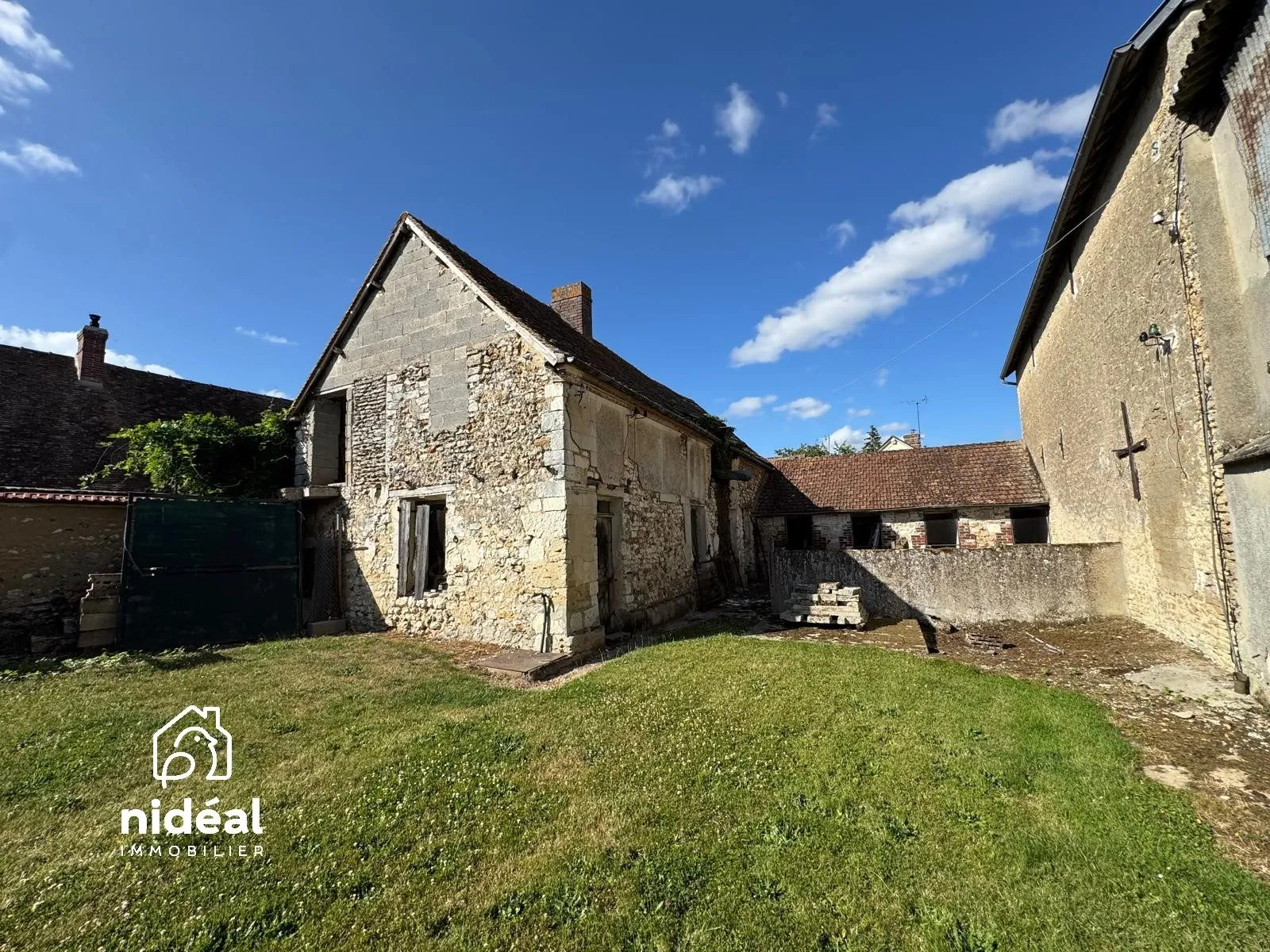 Dépendance à rénover de 180 m² à Jouy-sur-Eure, charme et potentiel