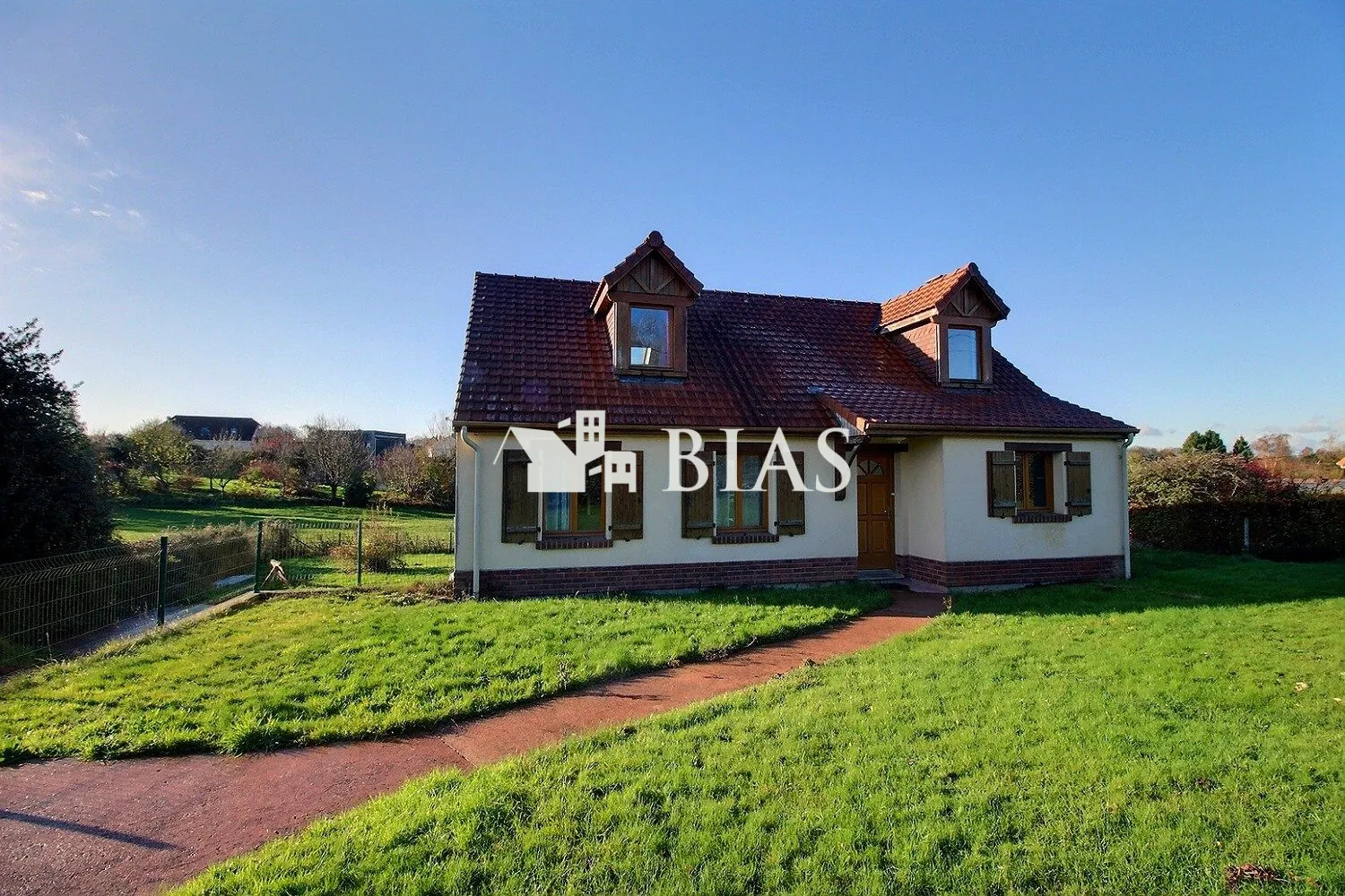Maison familiale à vendre à Montérolier, proche Buchy, avec terrasse et terrain clôturé