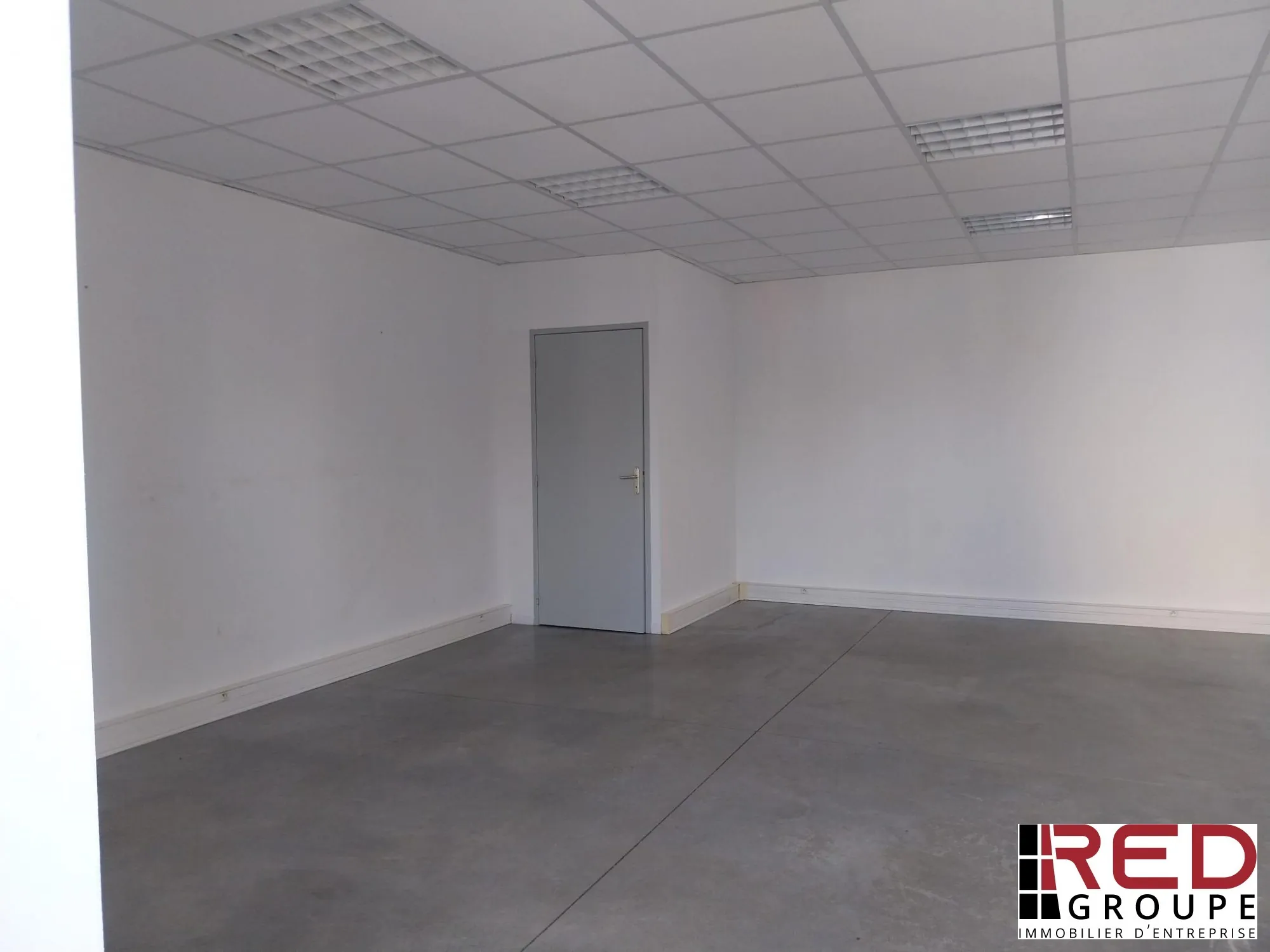 Local professionnel de 34 m² avec parking sécurisé à Éguiles