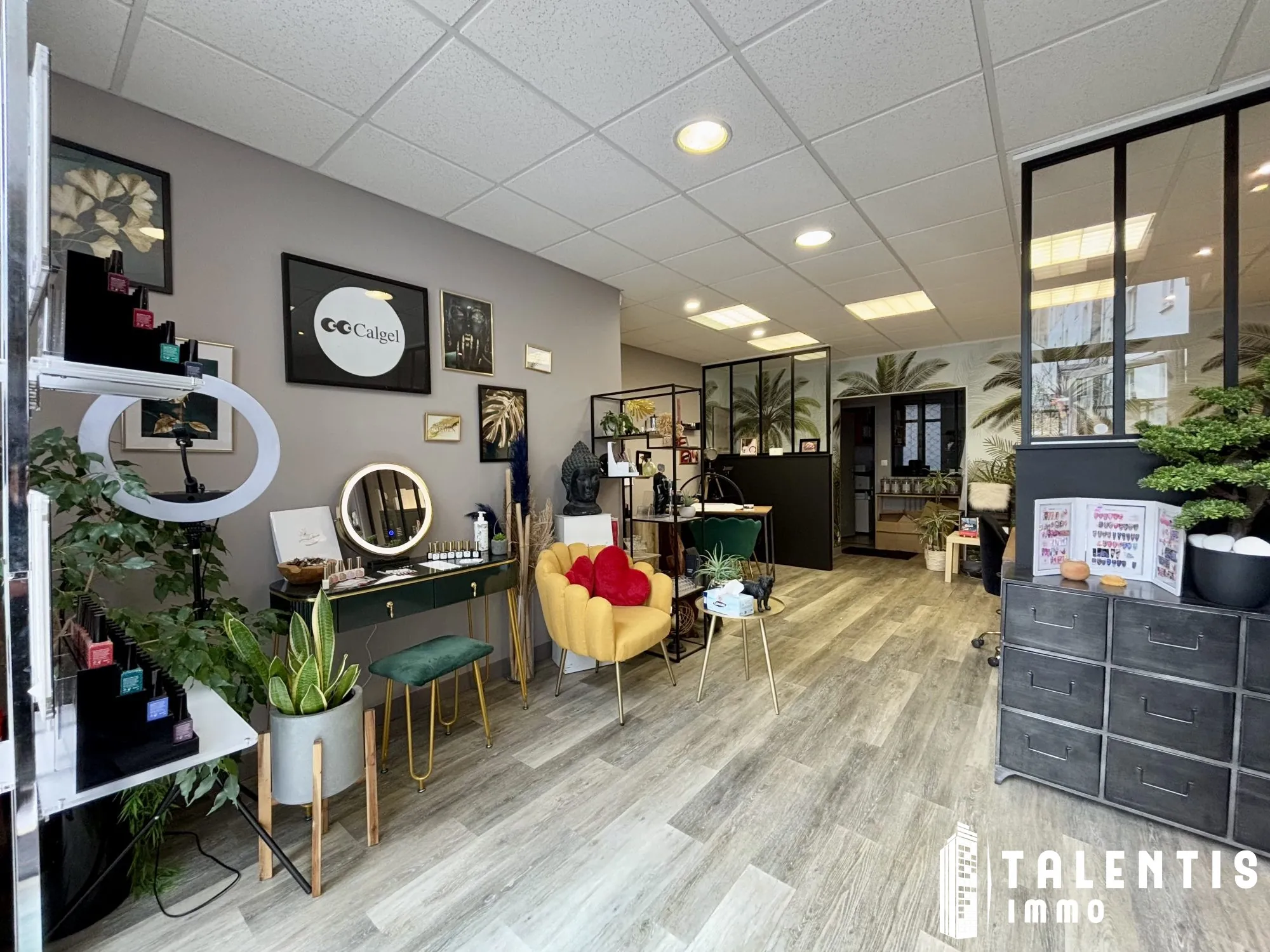 Local professionnel à Nantes, Place du Cirque-Bretagne de 68 m² avec vitrine