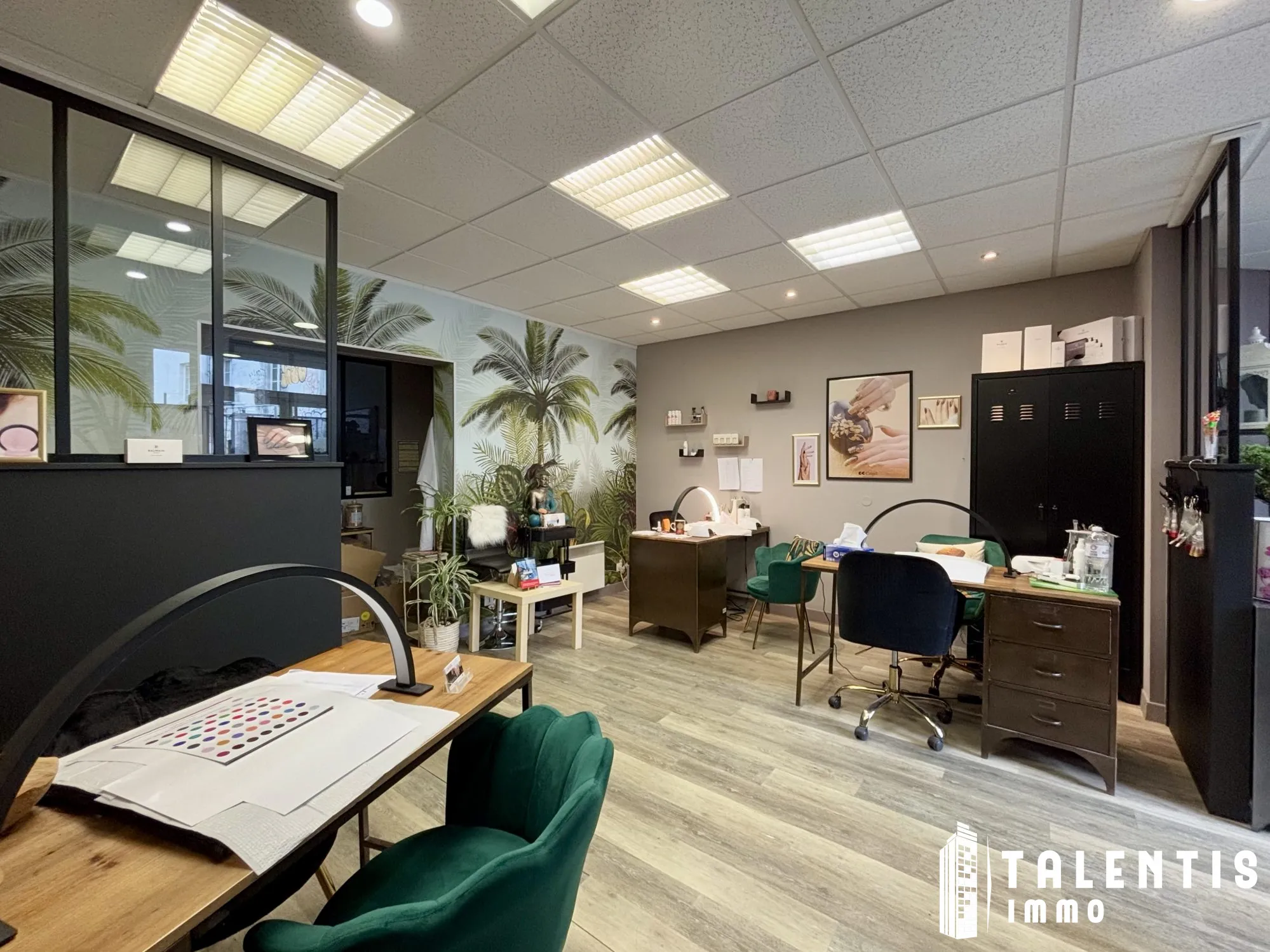 Local professionnel à Nantes, Place du Cirque-Bretagne de 68 m² avec vitrine 