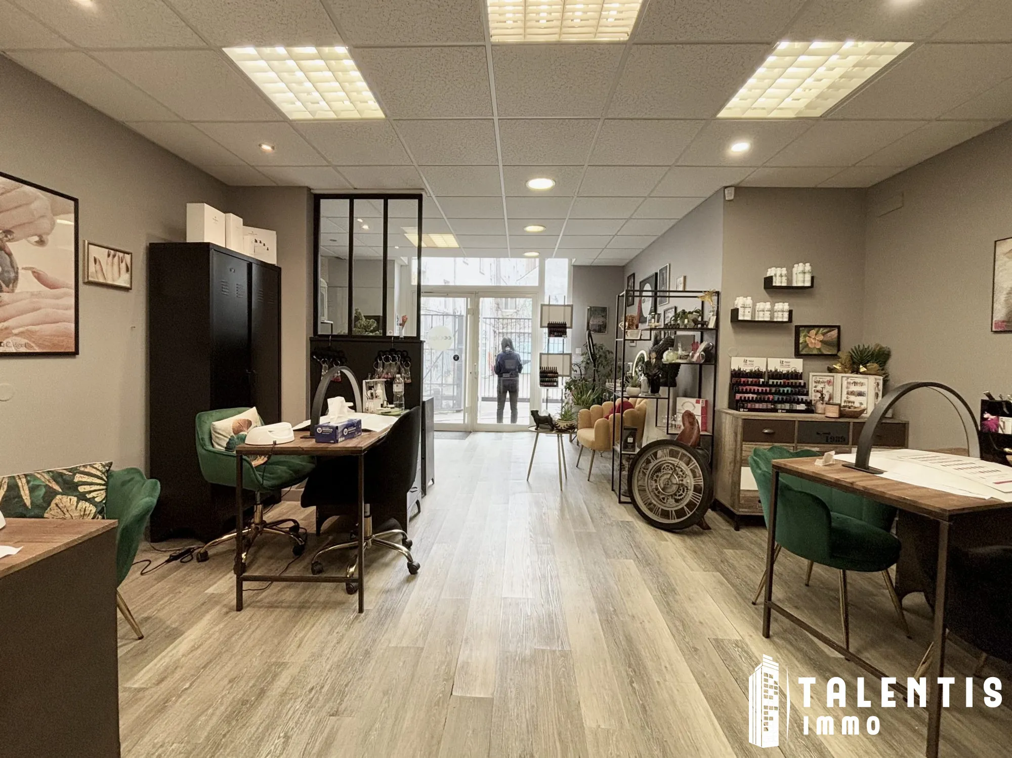 Local professionnel à Nantes, Place du Cirque-Bretagne de 68 m² avec vitrine 