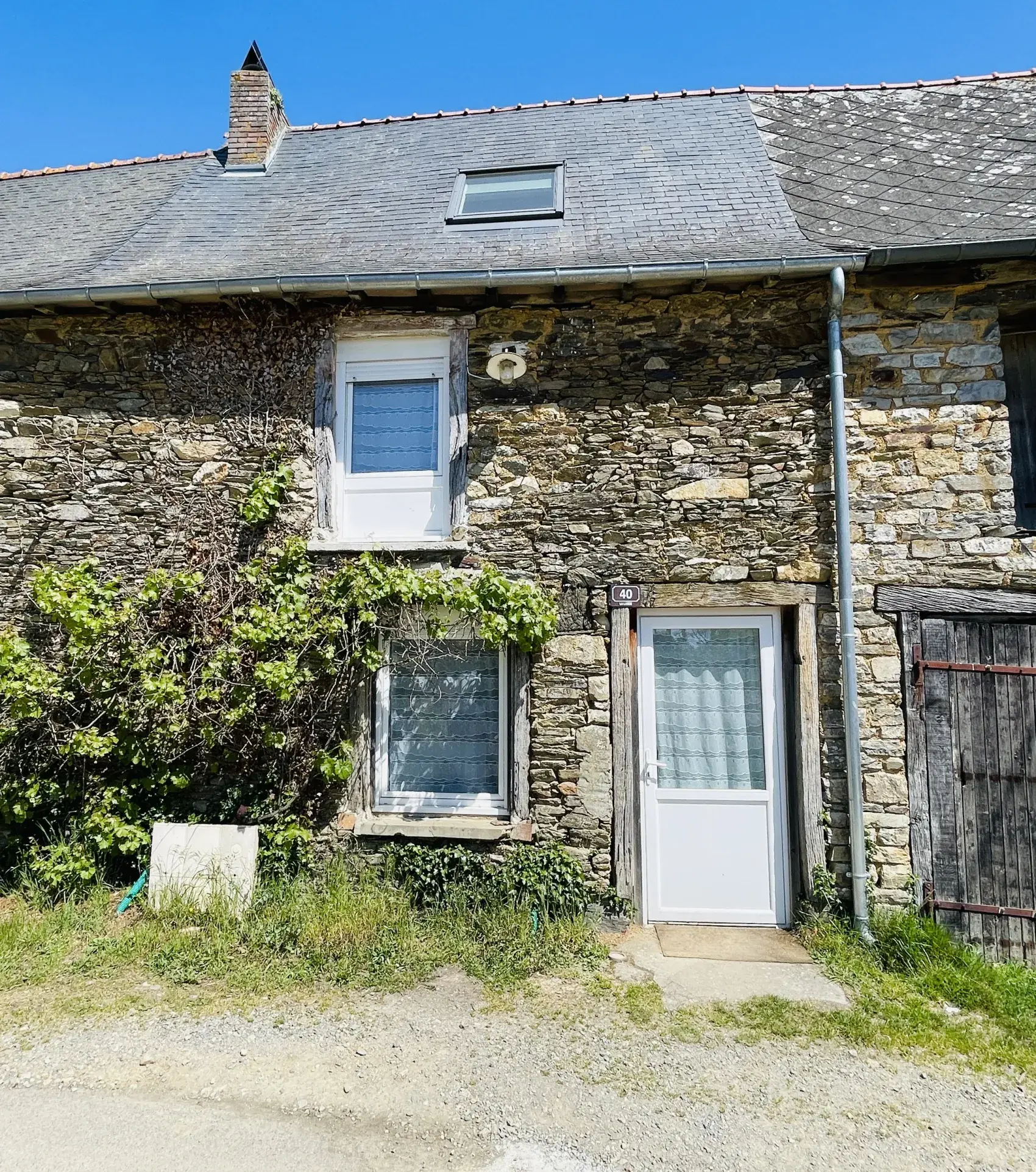 Corps de ferme à Brécé avec logement rénové et potentiel d'aménagement sur 629 m² 