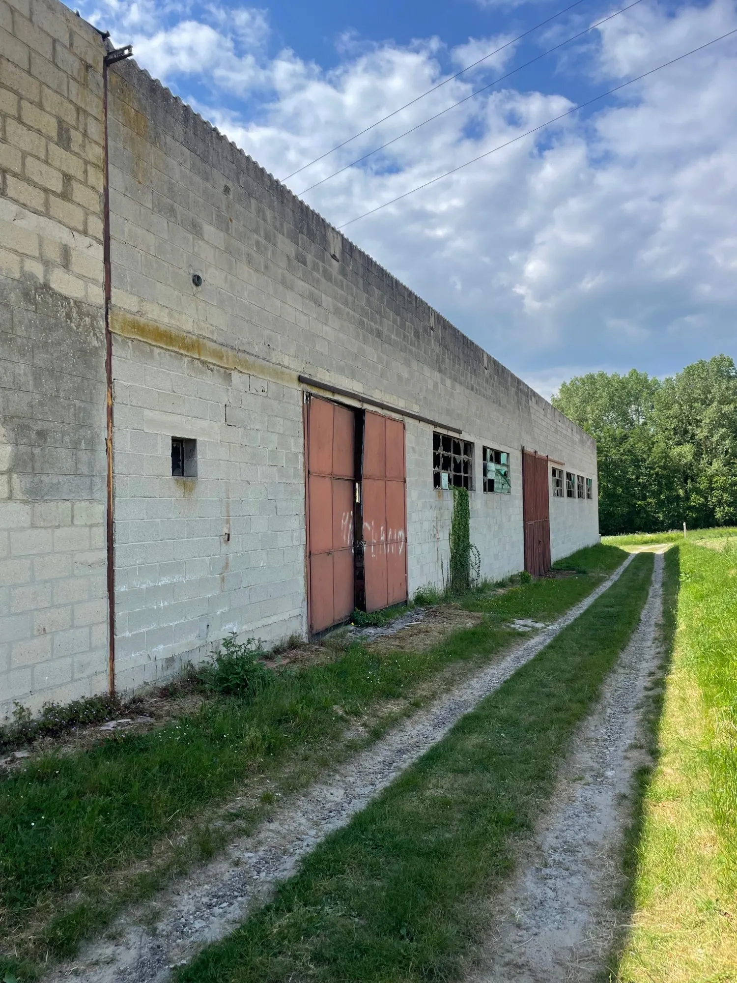 Entrepôt à rénover de 917 m² à Coucy-le-Château-Auffrique, idéal pour diversification d'activités