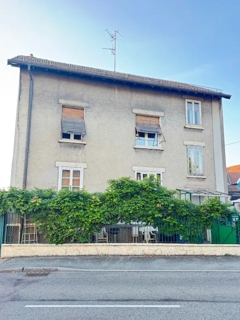 Immeuble de rapport à Belfort avec 3 logements à rénover - Garage et cour 