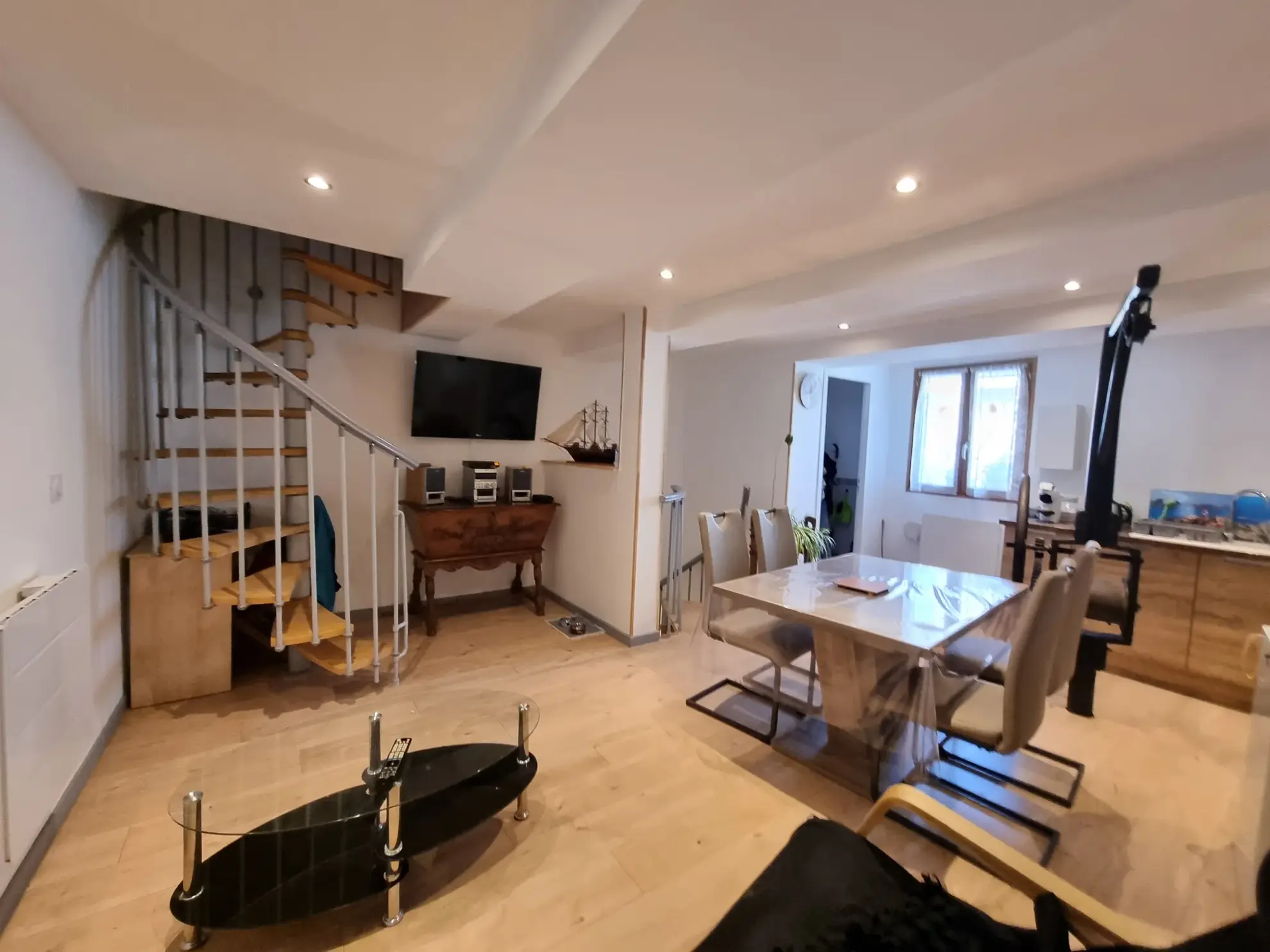 Charmante maison en pierres rénovée à Fleury — Idéale premier achat ou investissement 