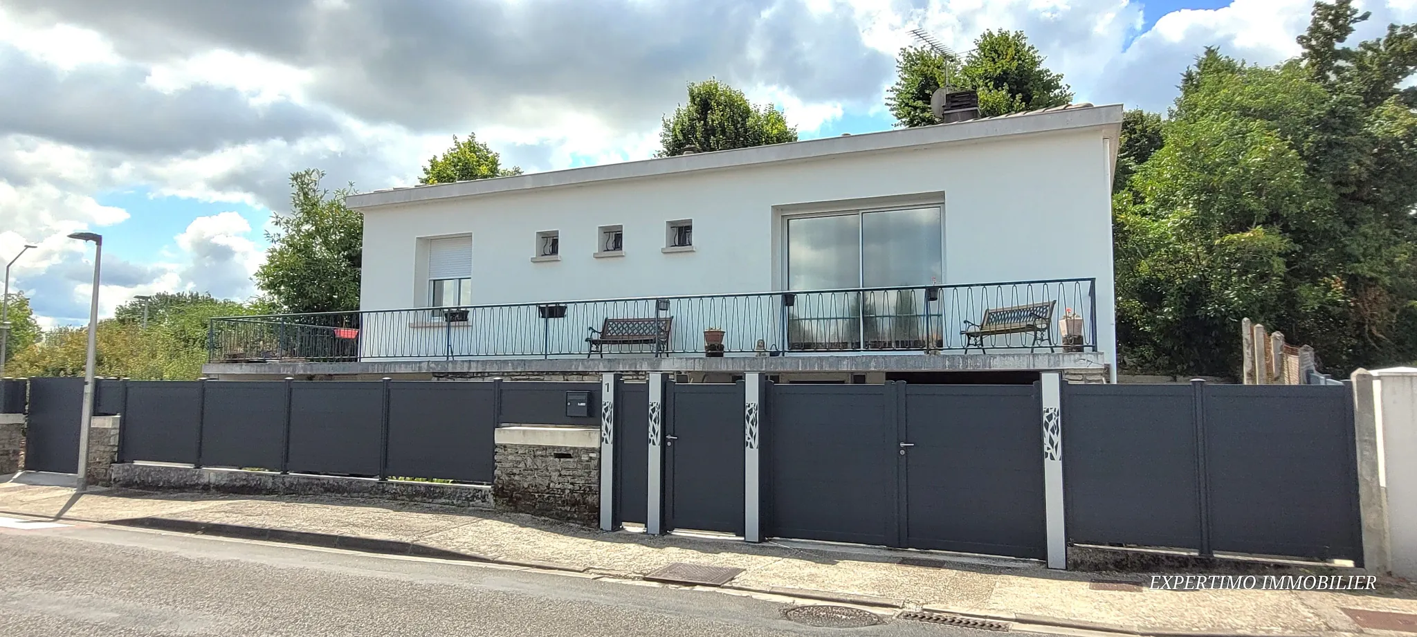 Charmante maison rénovée de 175 m² au cœur de Jonzac avec jardin et garage