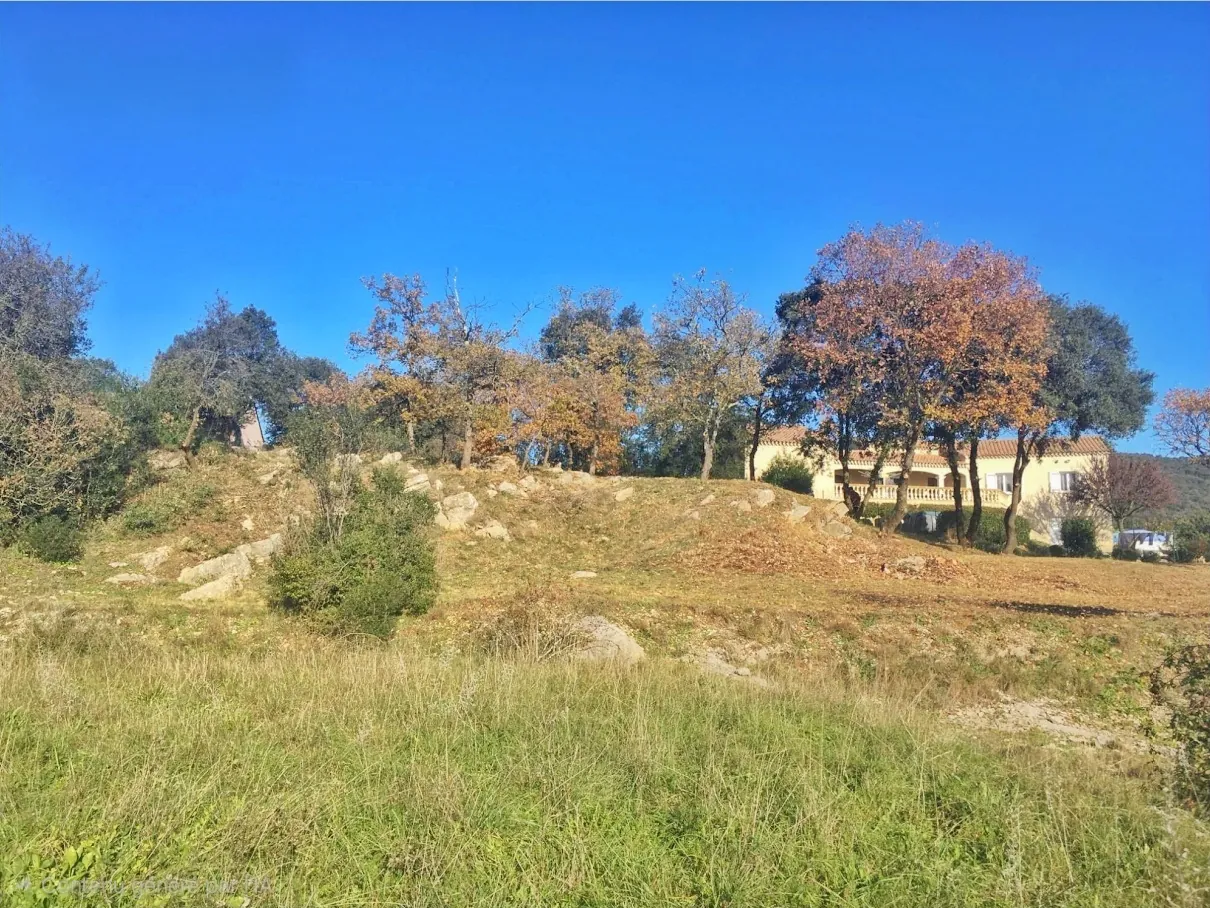 Terrain constructible avec permis validé à Laval Pradel