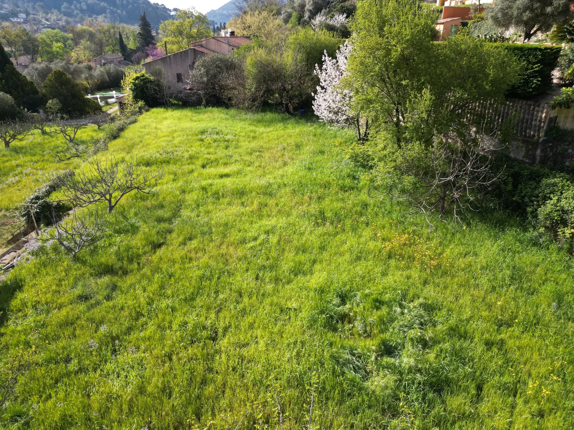 Terrain constructible plat de 470 m² à Solliès-Toucas, exposition sud, environnement paisible 