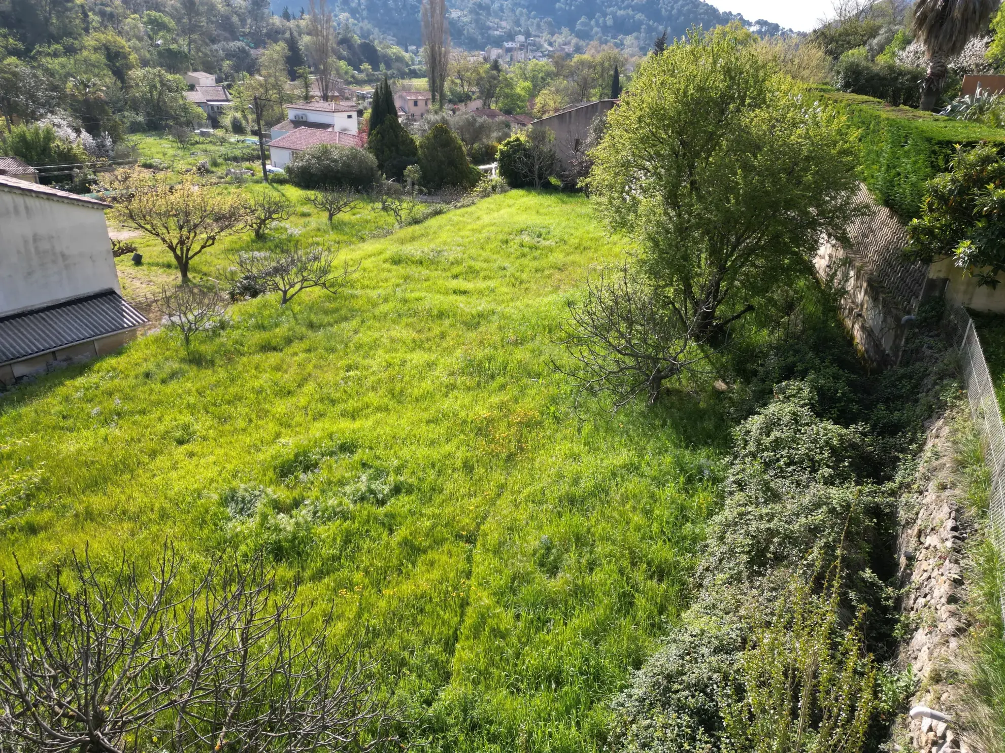 Terrain constructible plat de 470 m² à Solliès-Toucas, exposition sud, environnement paisible 