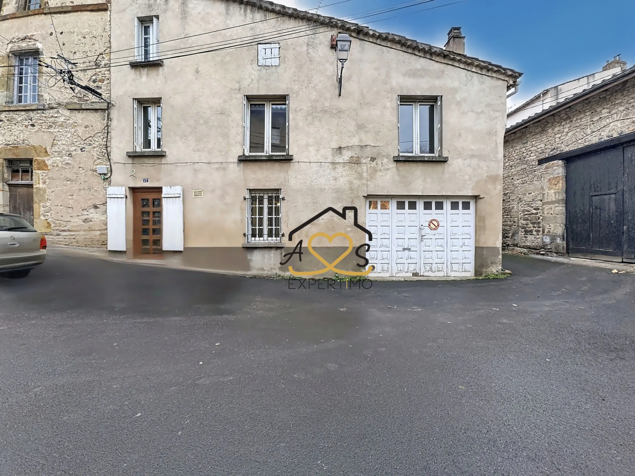 Maison de ville à rénover à Billom avec garage et annexes - 117 m² 