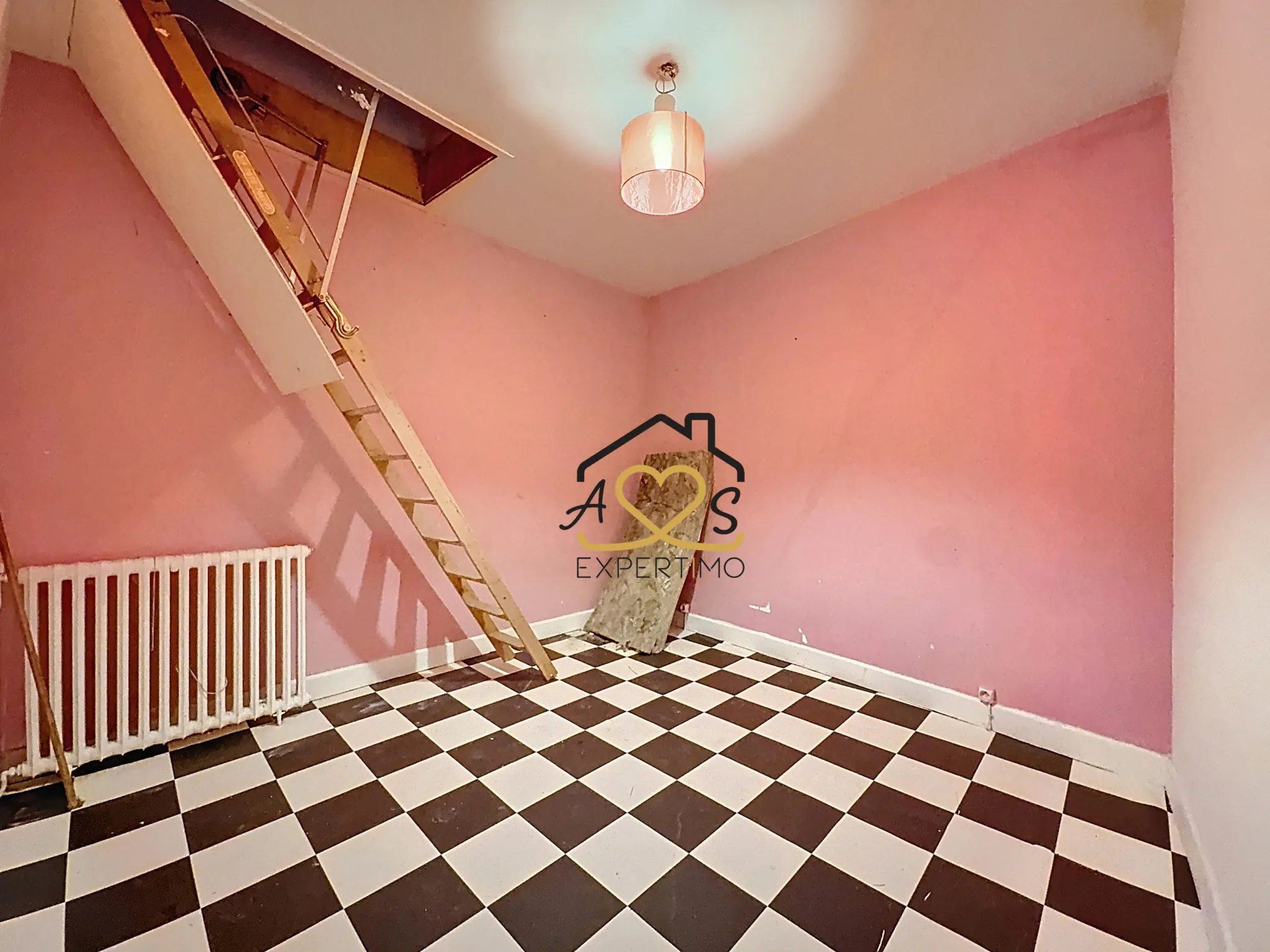 Maison de ville à rénover à Billom avec garage et annexes - 117 m² 