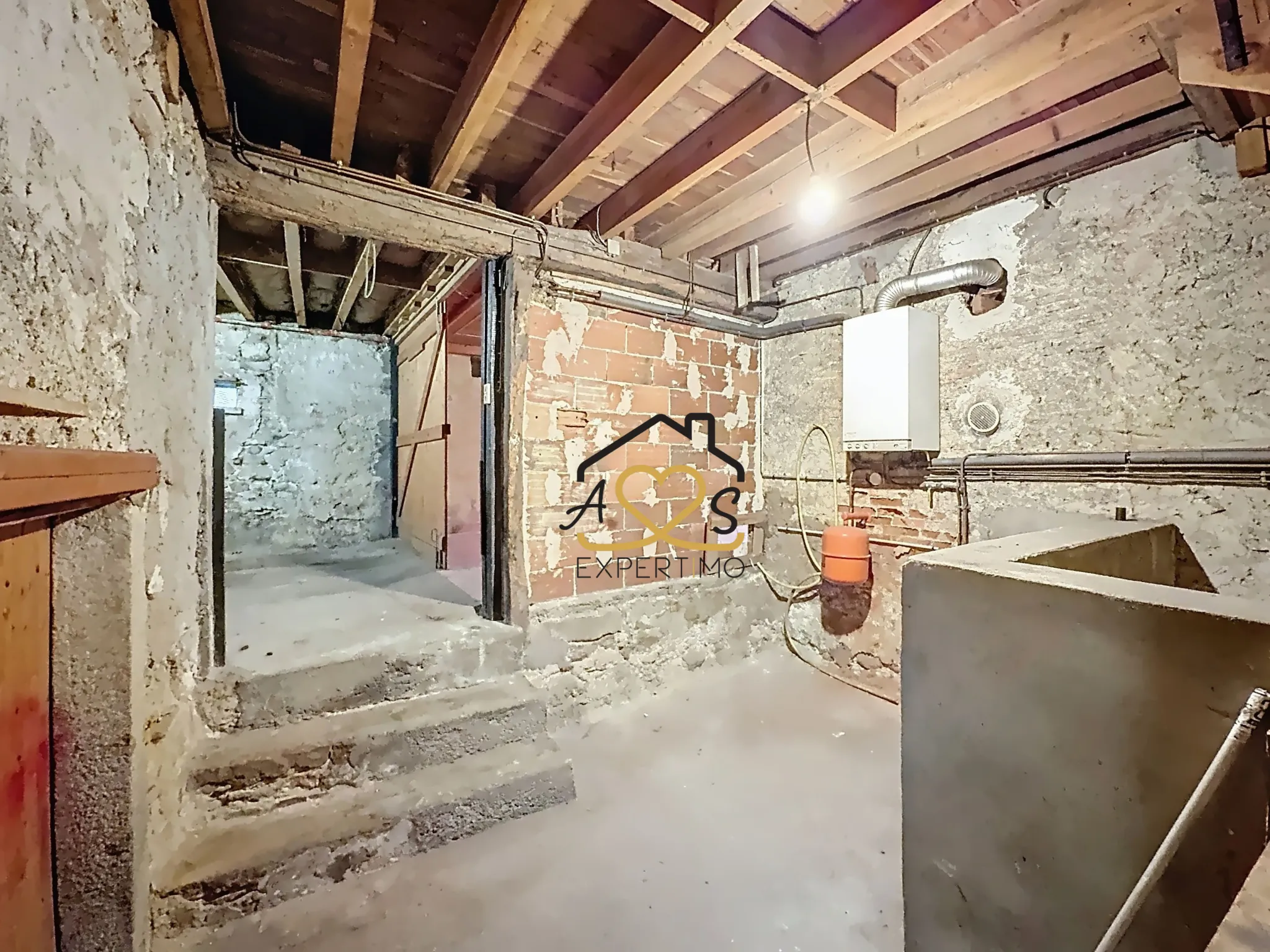 Maison de ville à rénover à Billom avec garage et annexes - 117 m² 