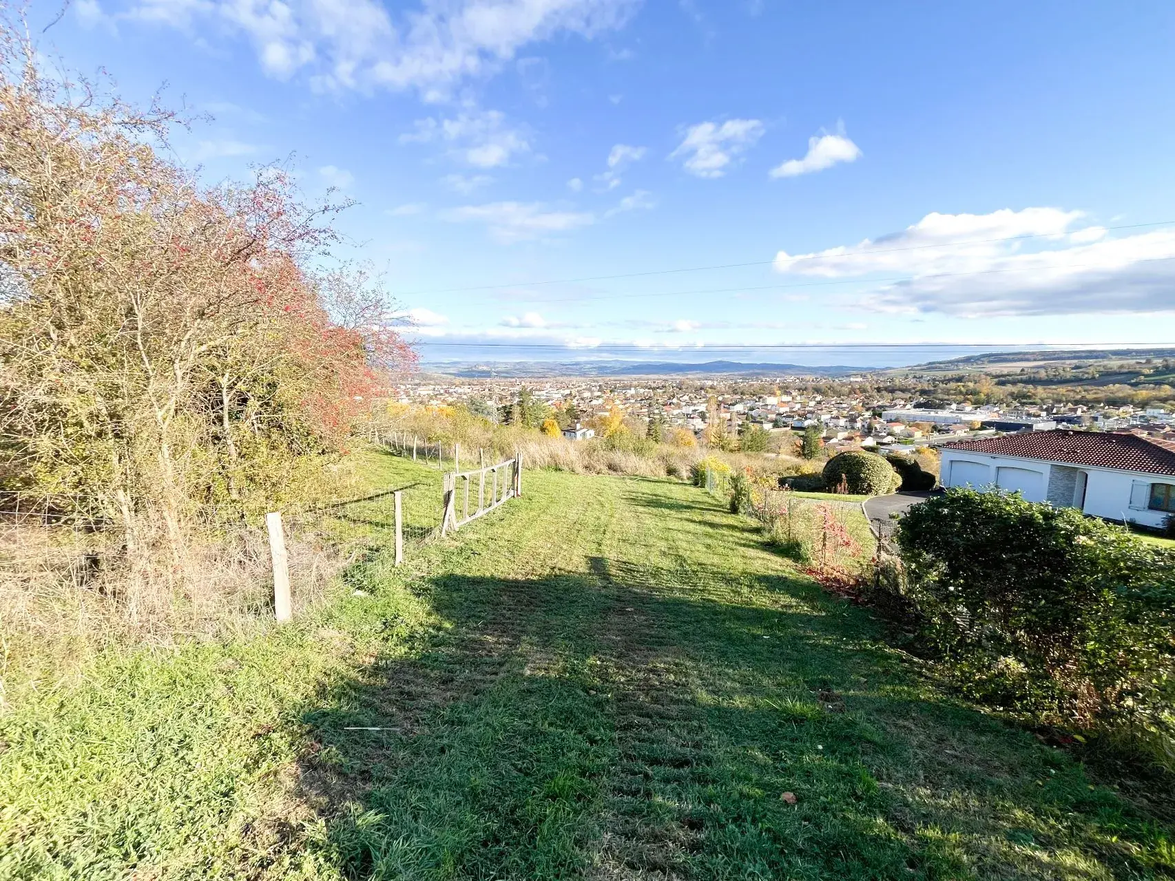 Terrain constructible de 8 682 m2 à Issoire avec vue dégagée 