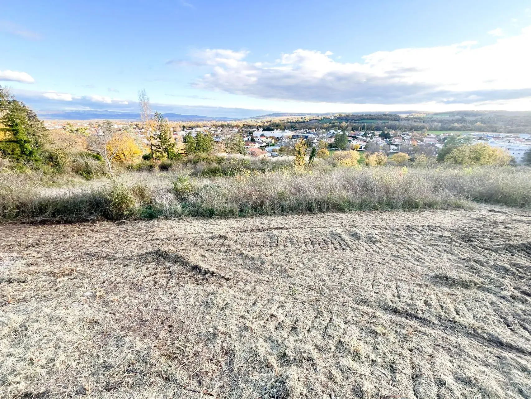 Terrain constructible de 8 682 m2 à Issoire avec vue dégagée