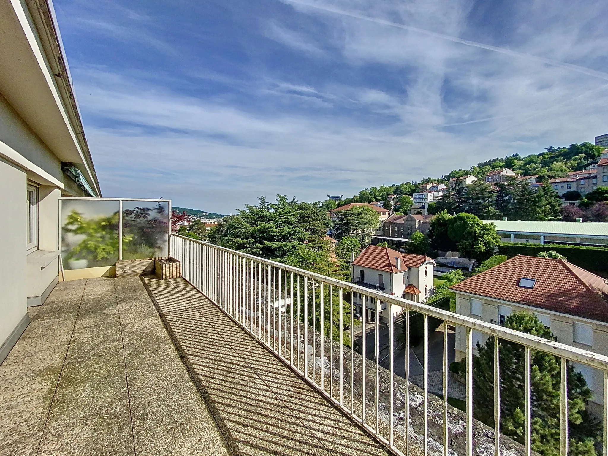 Appartement 2 pièces avec terrasse à Saint-Étienne, dernier étage