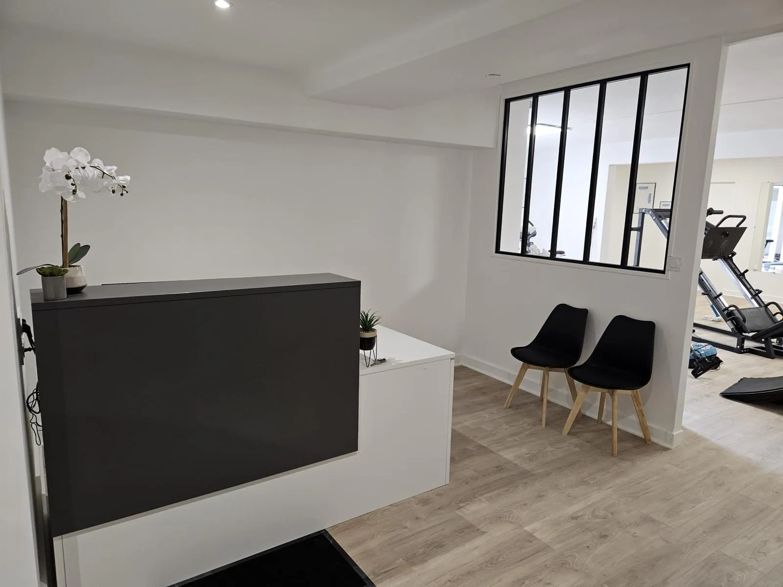 Local professionnel rénové de 151 m² à vendre à Melun avec terrasse et parking