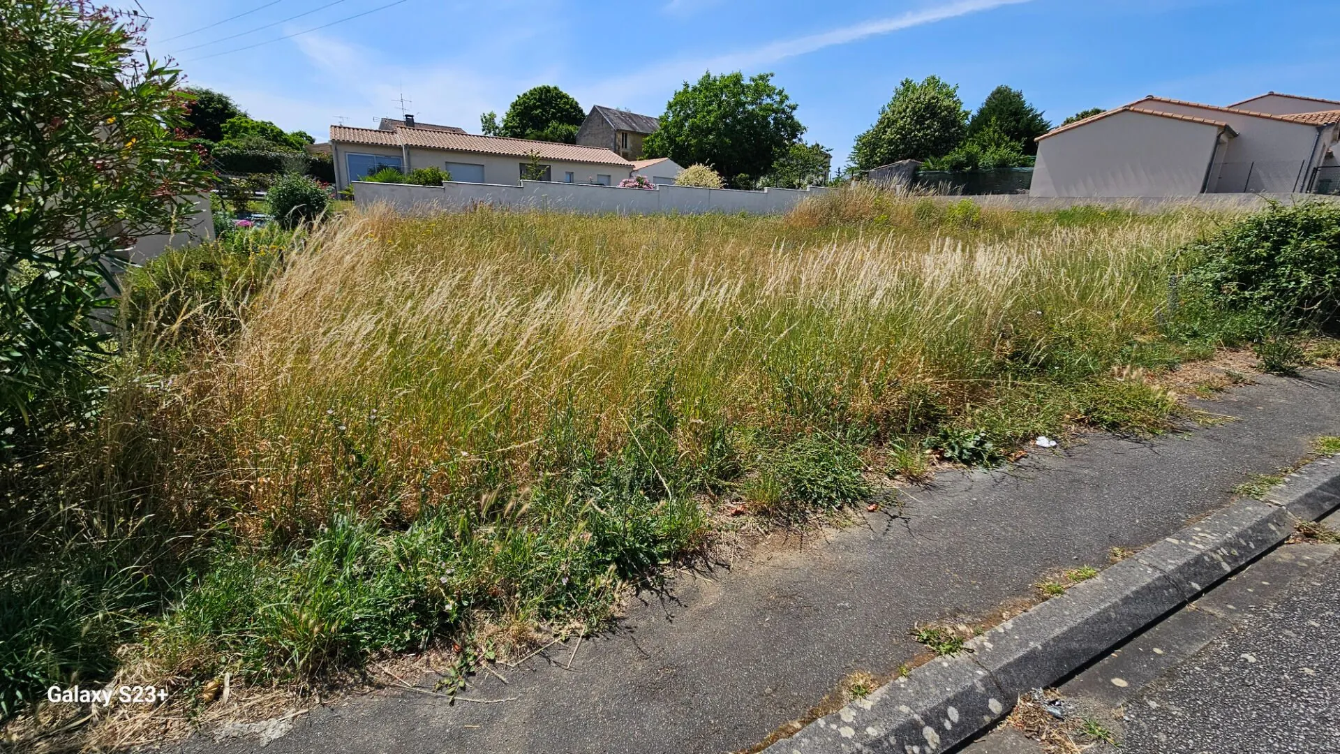 Terrain à vendre à Champdeniers de 266 m², idéal pour construction ou investissement immobilier
