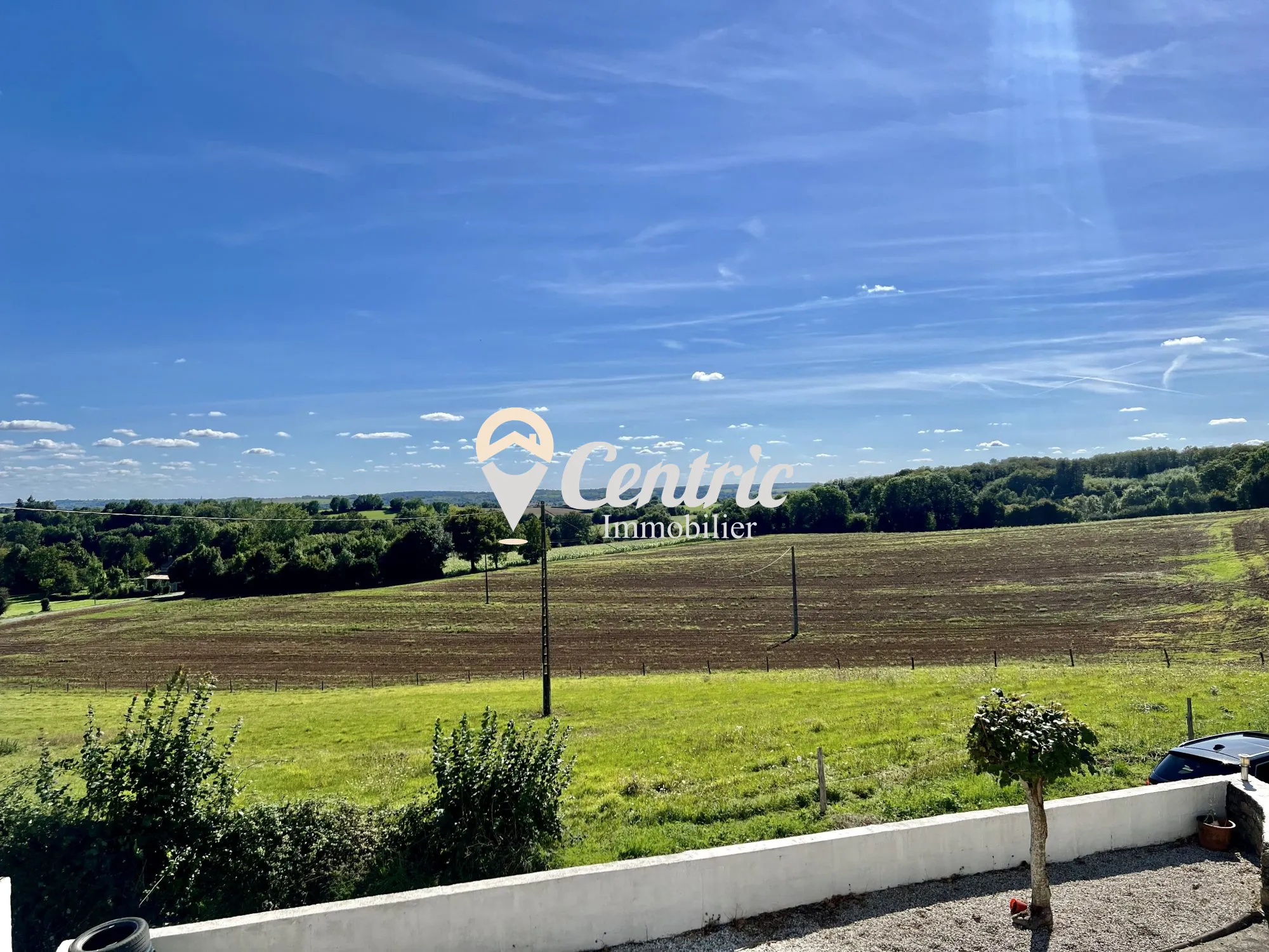 Maison de campagne à vendre à Montournais – 3 chambres, vue panoramique, proche écoles et commerces