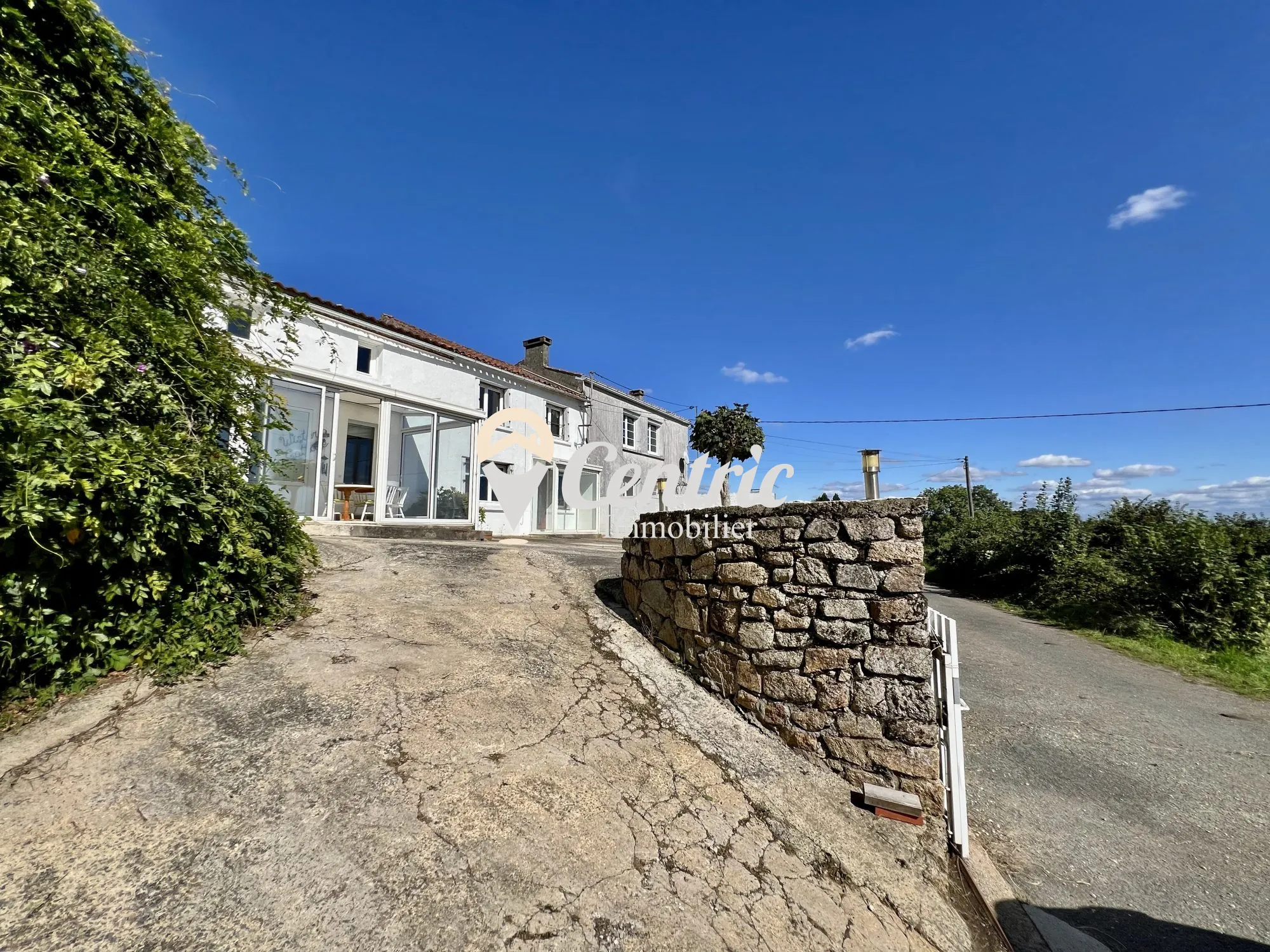 Maison de campagne à vendre à Montournais – 3 chambres, vue panoramique, proche écoles et commerces 