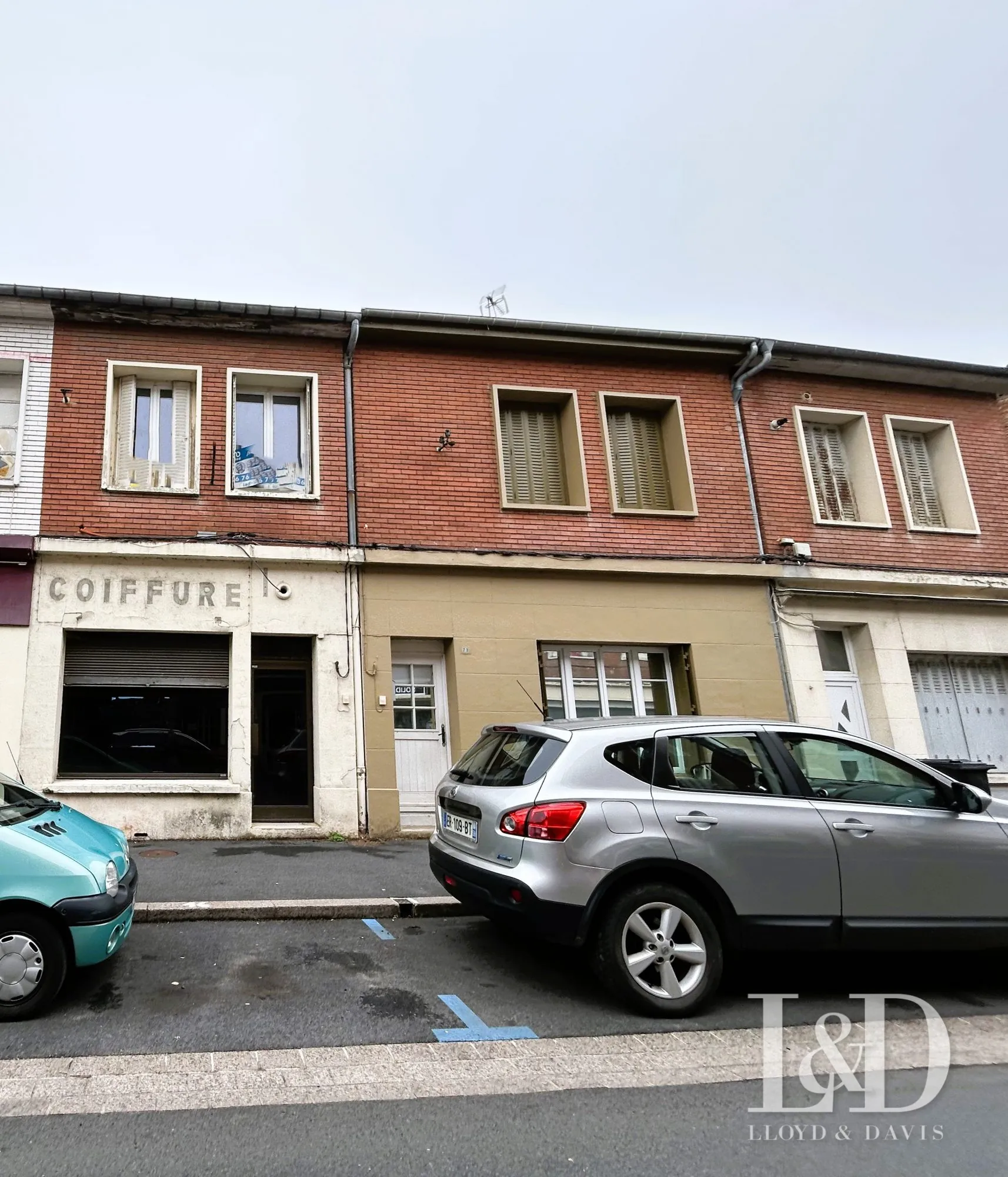 Immeuble à vendre au cœur de La Fère avec espace commercial et appartement