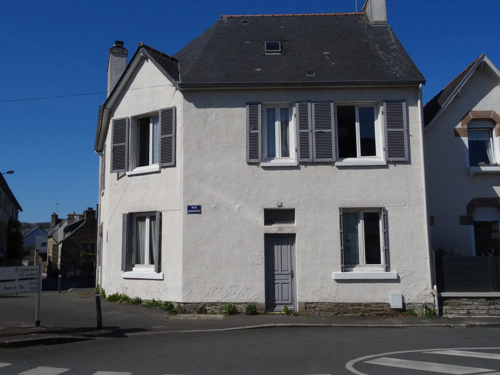 Maison de ville à Lannion avec garage et potentiel de rénovation