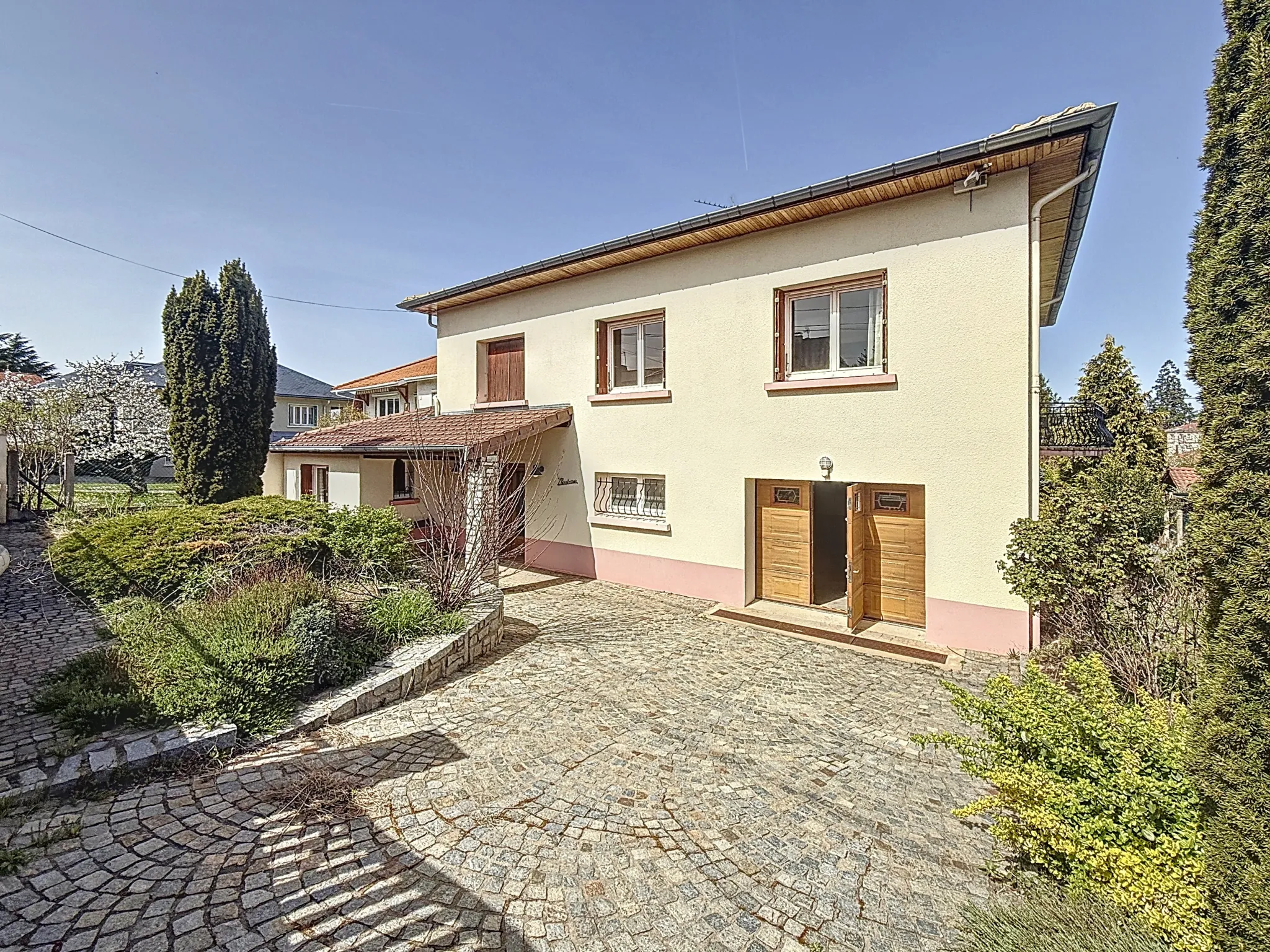 Maison individuelle à Saint-Chamond avec grand potentiel et terrain de 900 m²