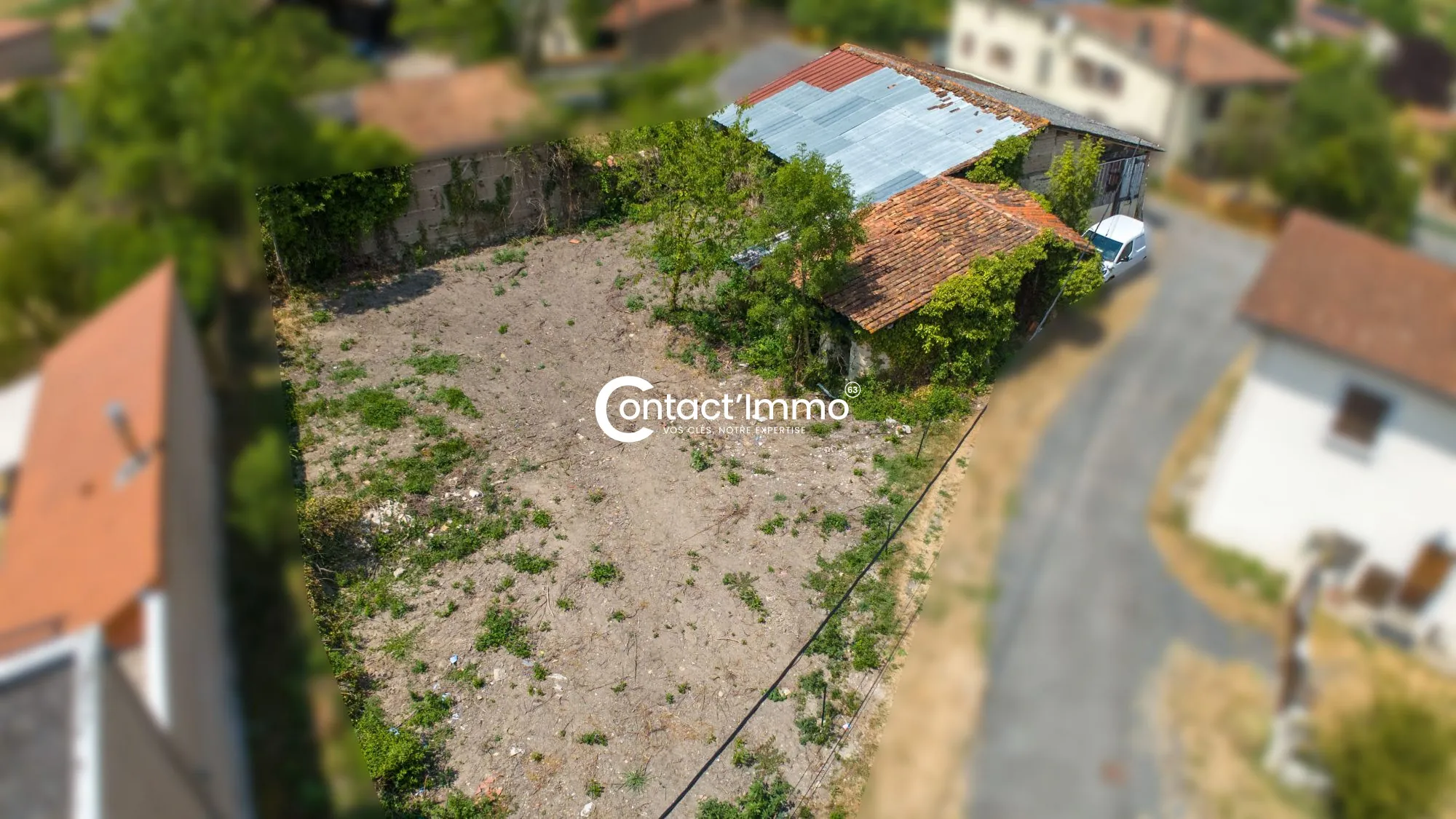 A vendre à Bulhon : deux granges en pisé avec terrain constructible