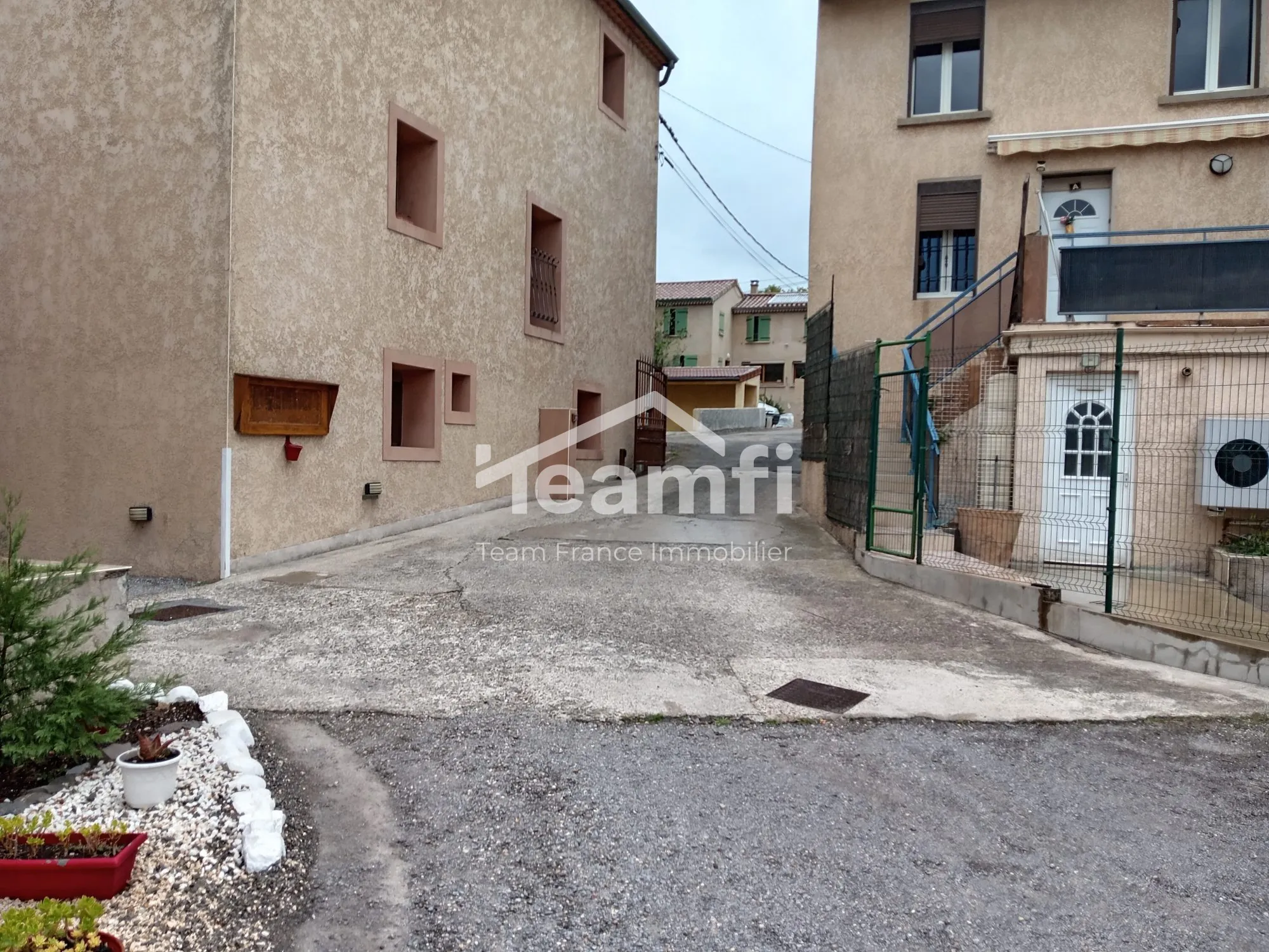 Maison mitoyenne confortable à vendre à Aubenas, proche toutes commodités 
