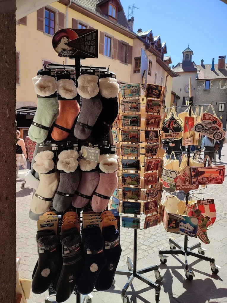 Fonds de commerce de souvenirs à Annecy en emplacement numéro 1