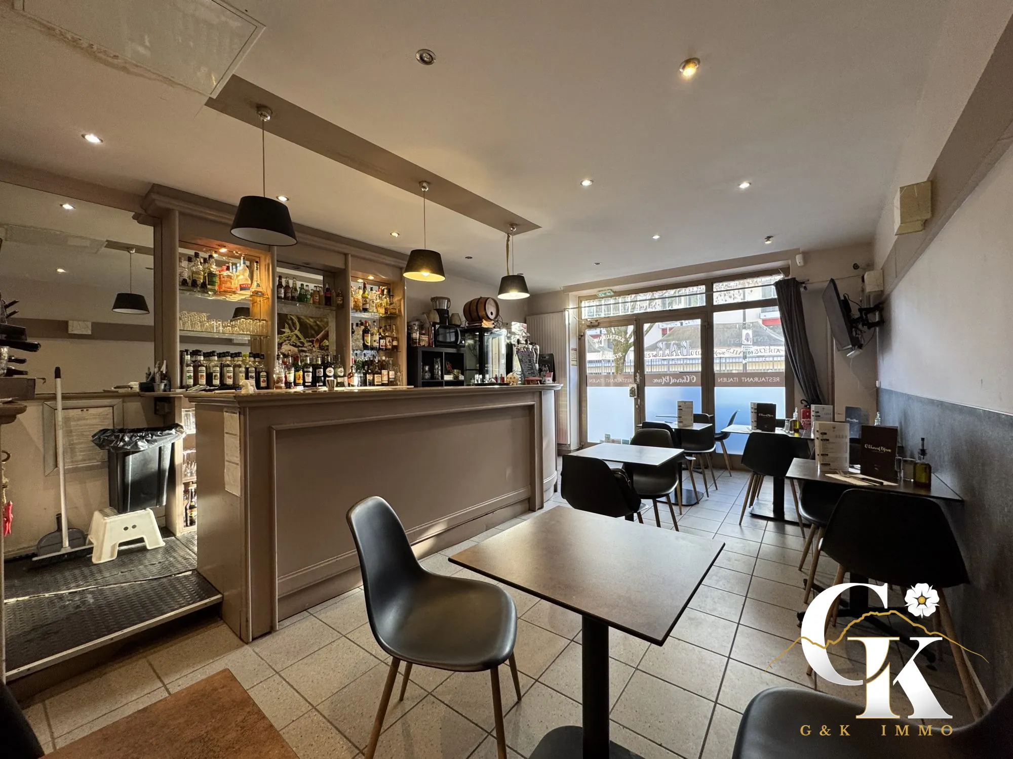 Fonds de commerce de pizzeria en vente à La Tronche avec terrasse et licence IV