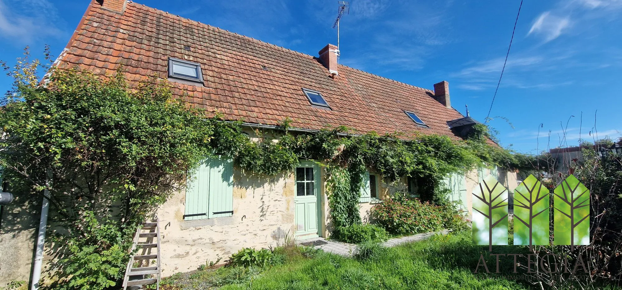 Maison en pierre de 190 m² avec jardin et piscine à Pérassay