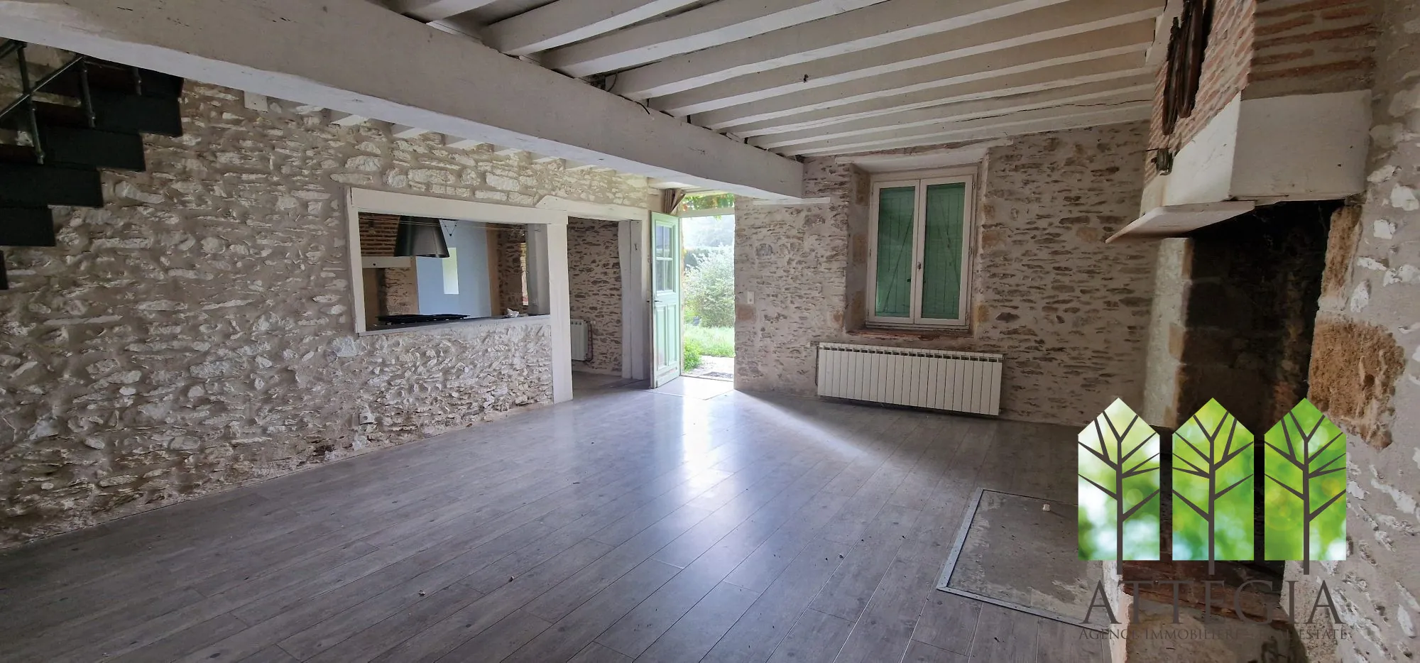 Maison en pierre de 190 m² avec jardin et piscine à Pérassay 