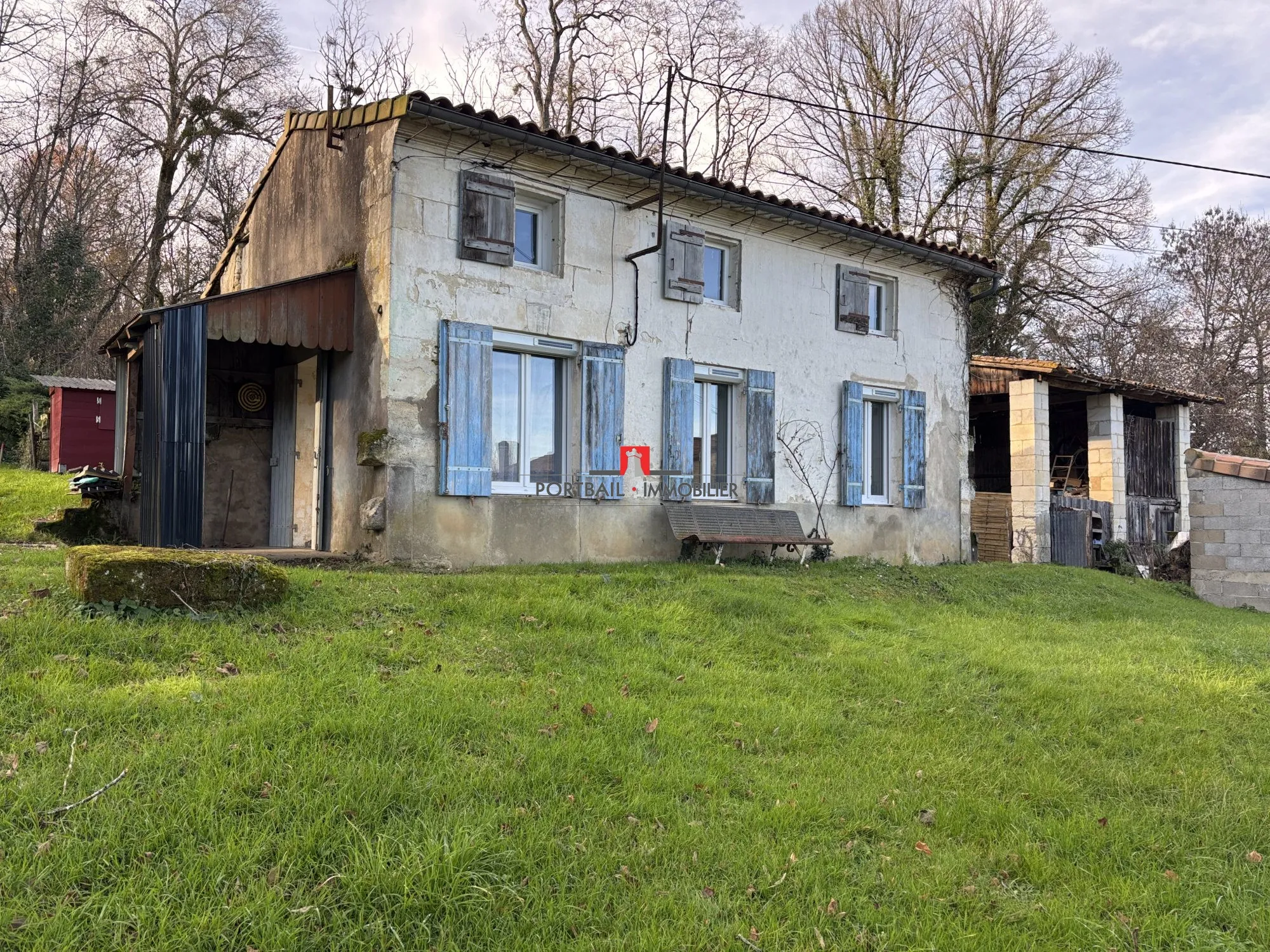 Maison à rénover avec dépendances et grand terrain à Villegouge