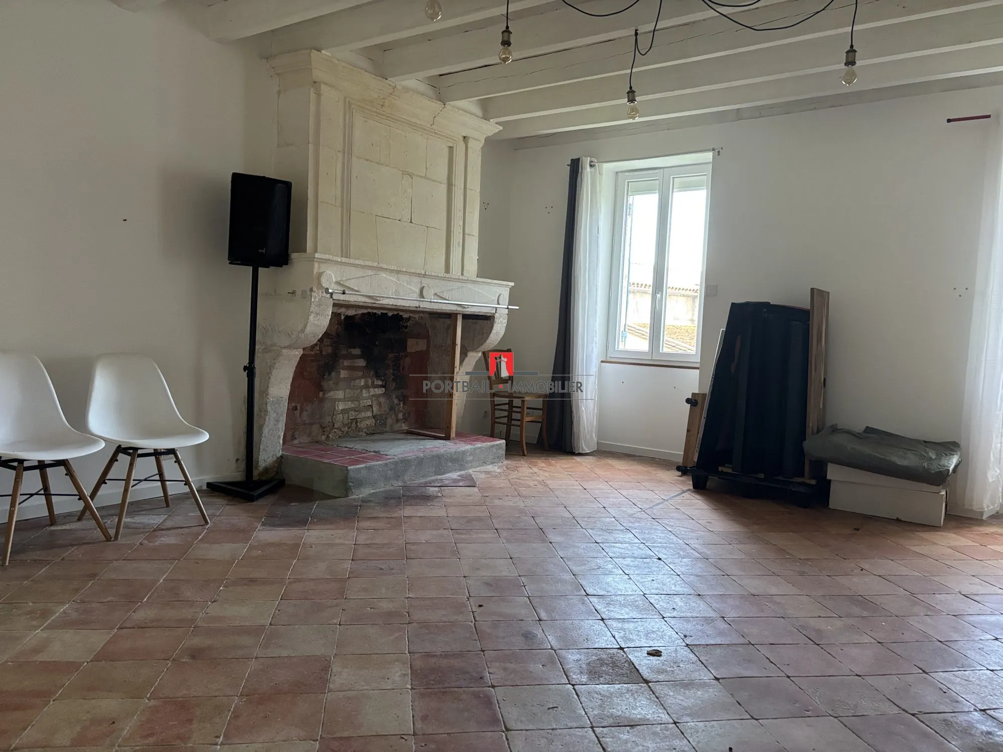 Maison à rénover avec dépendances et grand terrain à Villegouge 