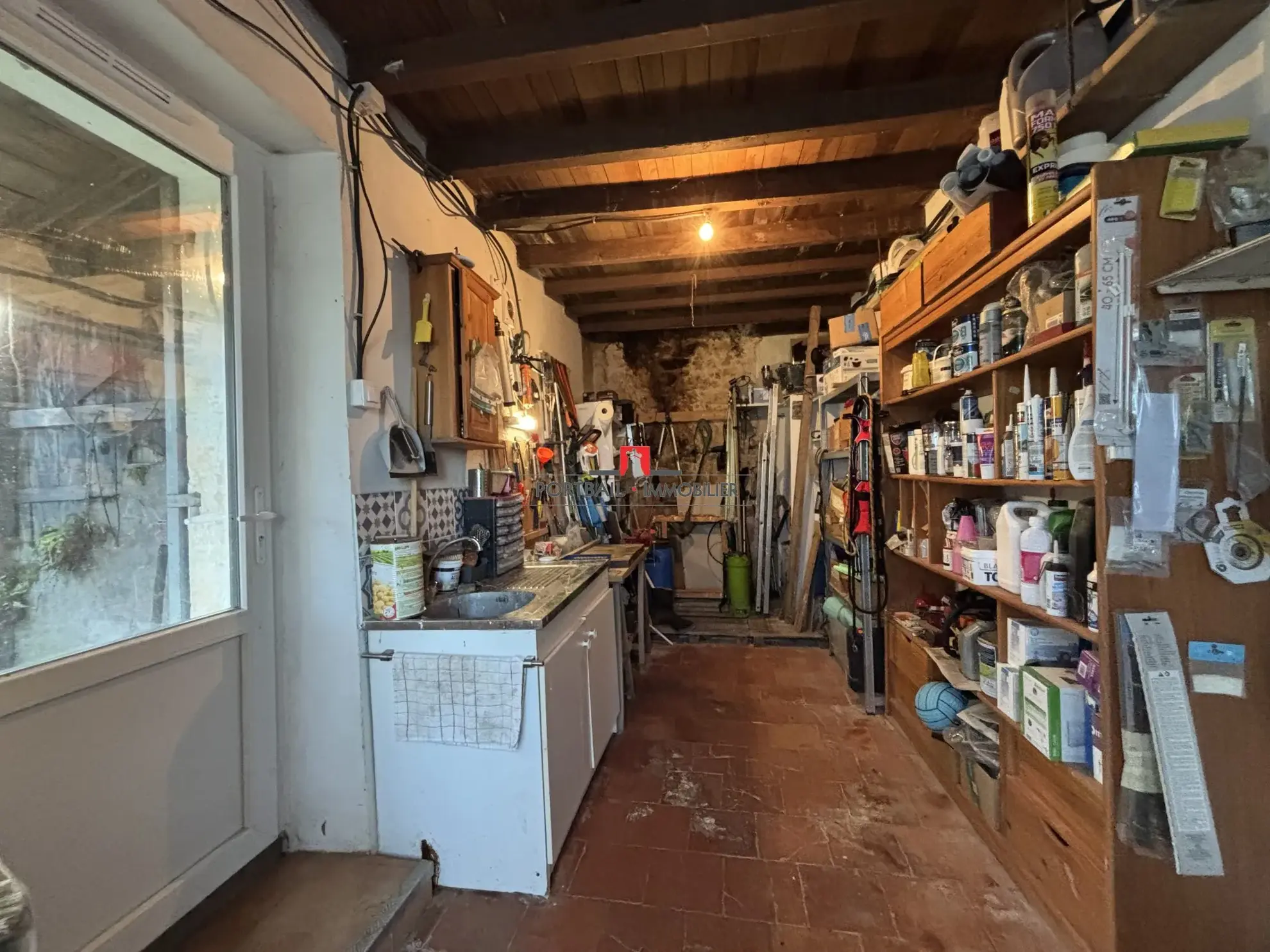 Maison à rénover avec dépendances et grand terrain à Villegouge 