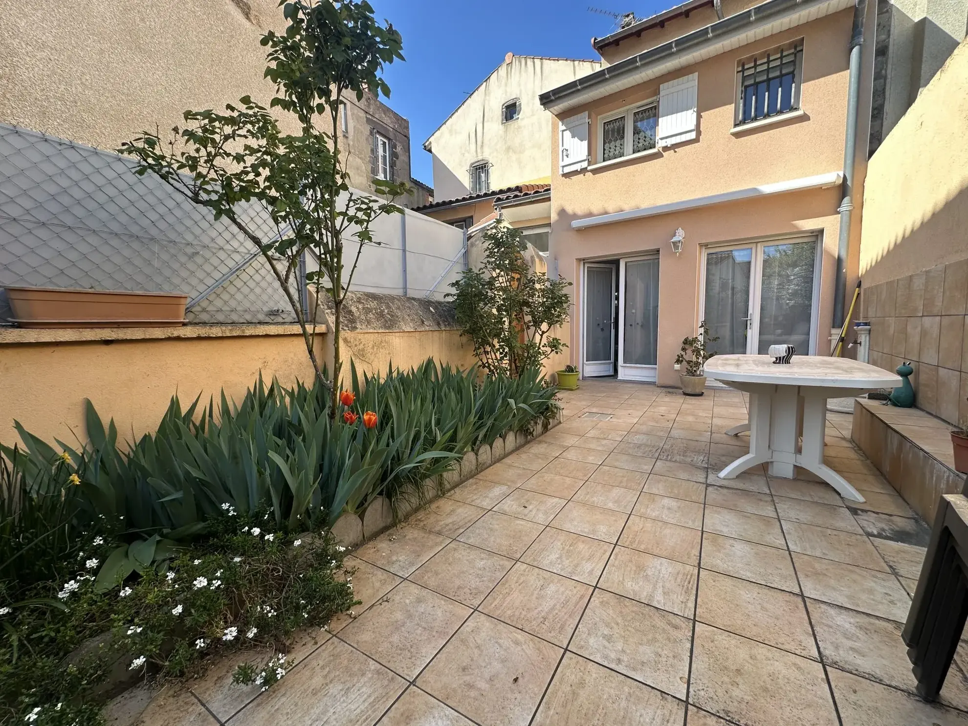À vendre maison de ville à Riom avec terrasse, dépendance et jardin