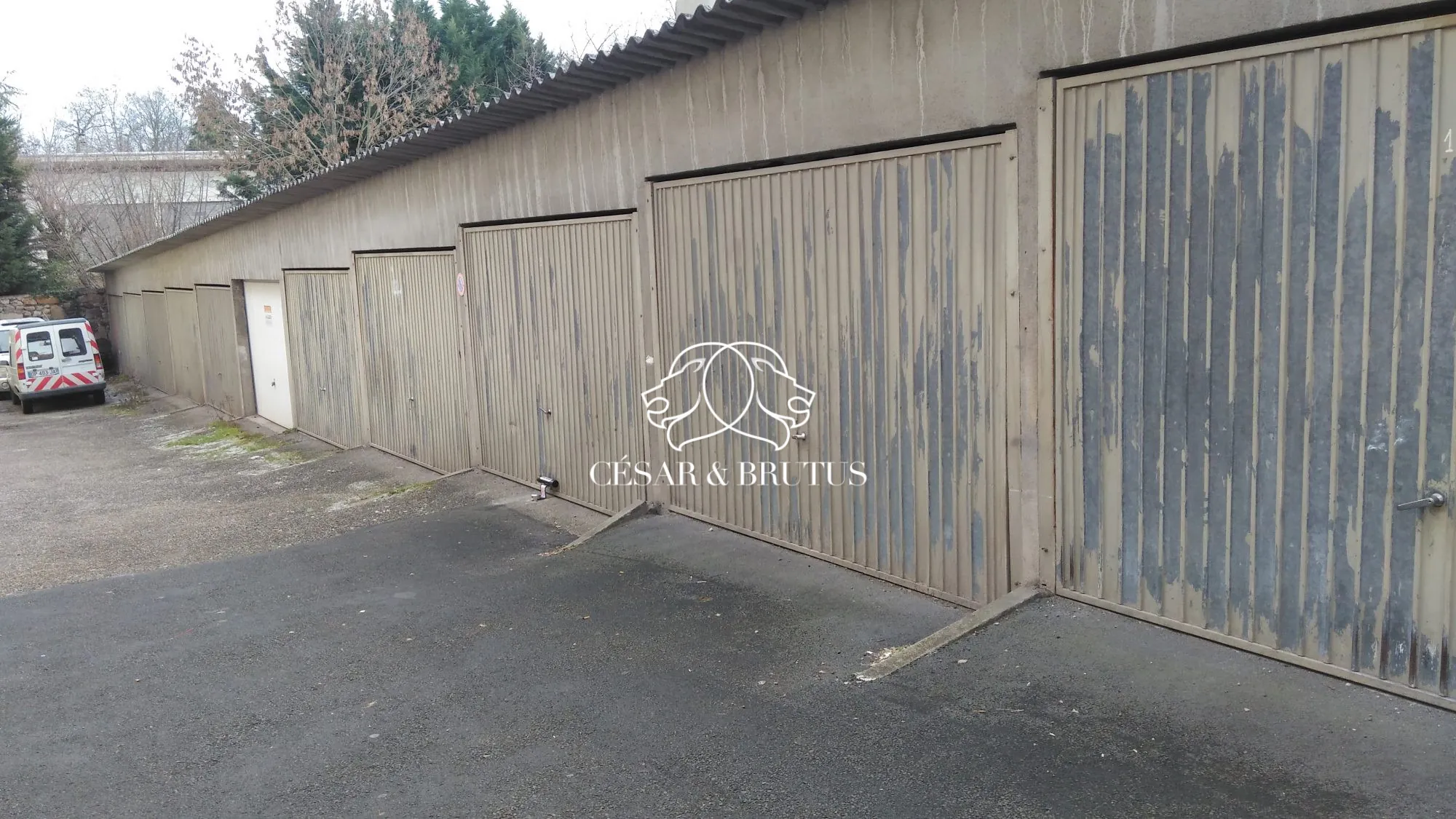 A vendre lot de 11 garages à Firminy – Investissement sûr et rentable