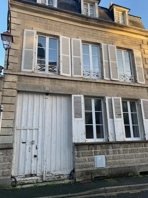 Maison de caractère à vendre à Mamers avec garage et jardin - Centre-ville