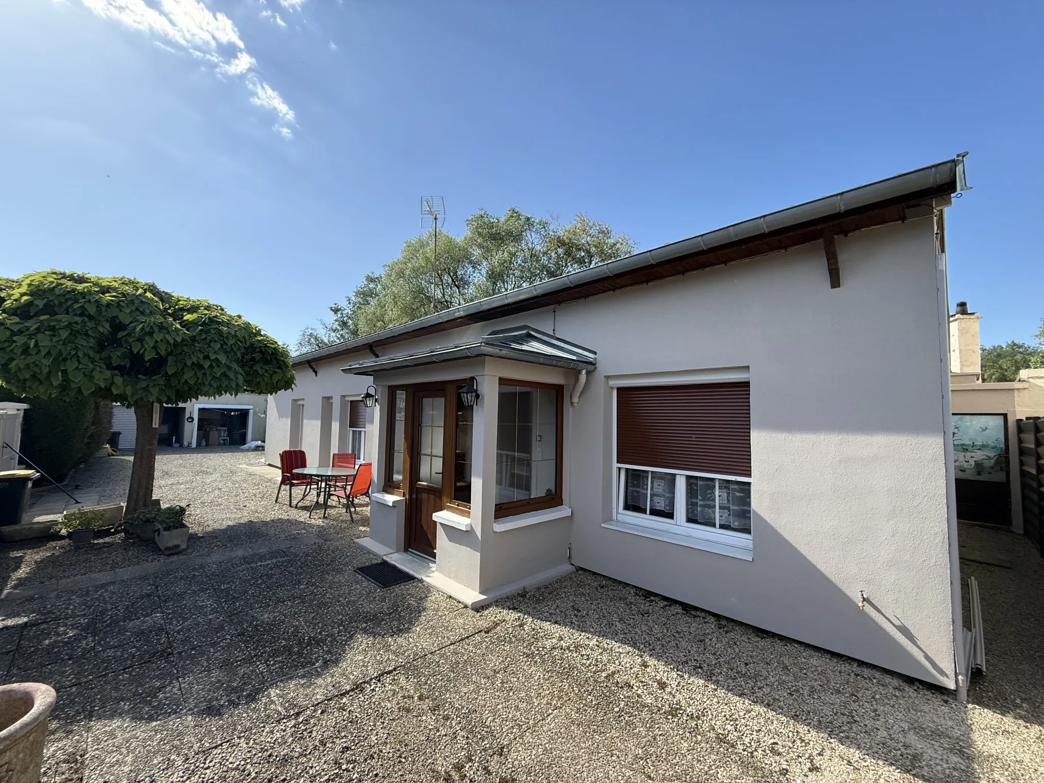 Maison de plain-pied rénovée à Montbard, proche Dijon, offrant 3 chambres, garage et atelier