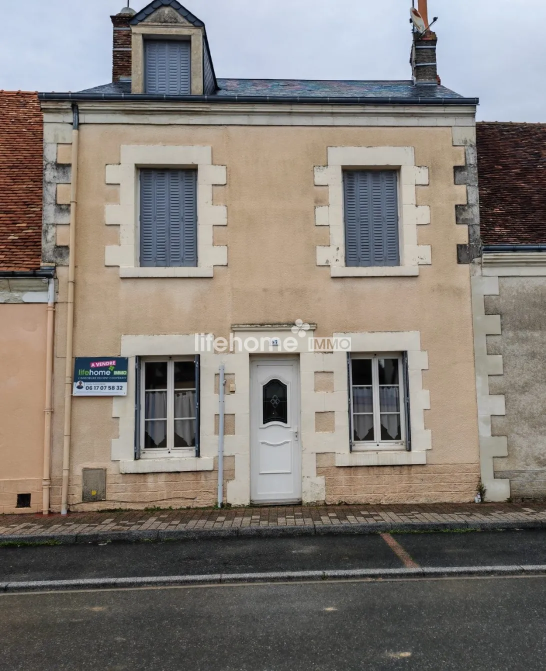 Maison de ville avec 4 chambres, jardin et garage à Buzançois