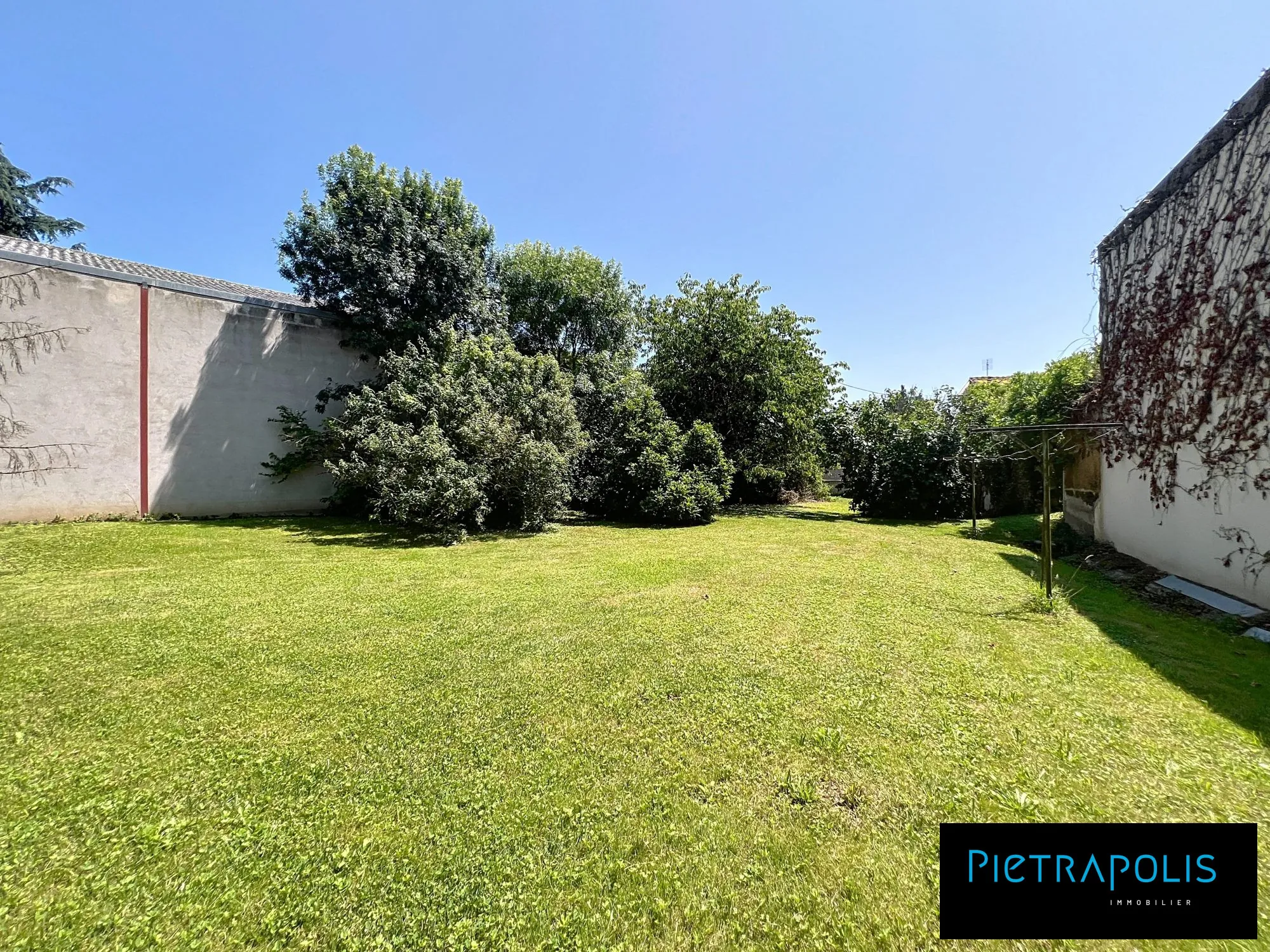 Terrain constructible de 520 m² à Civrieux, au calme, proche commodités