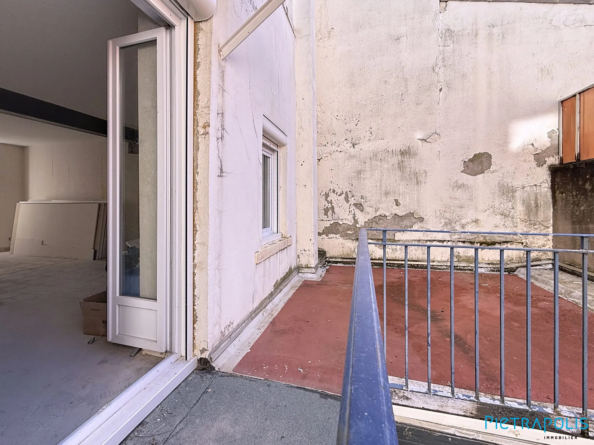 Bel espace à aménager avec terrasse et cave au centre de Tarare 