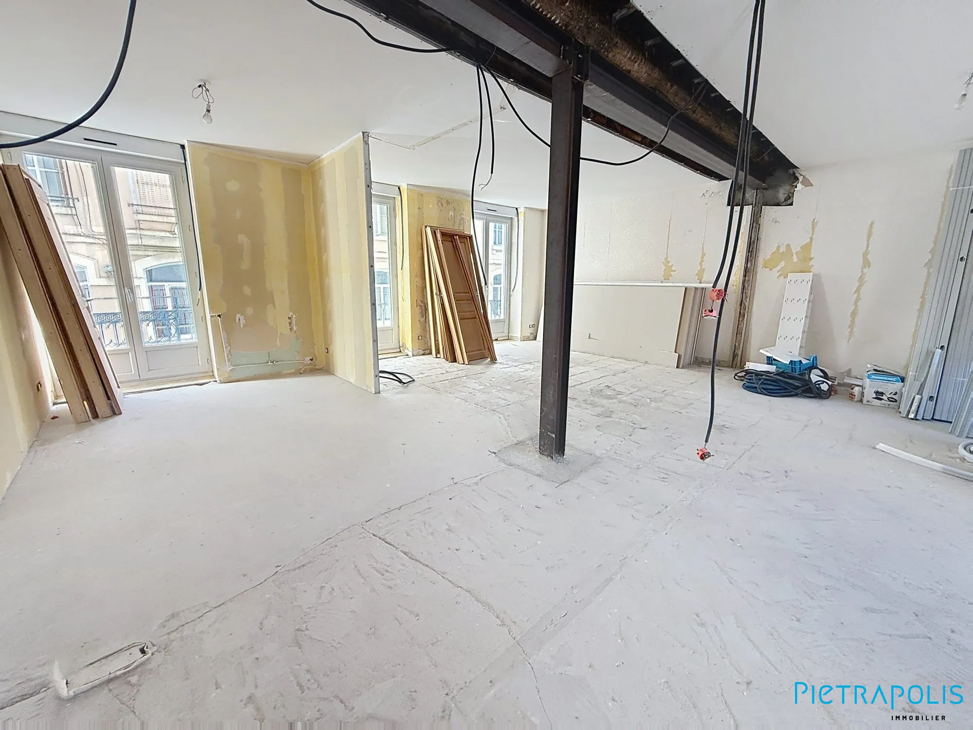 Bel espace à aménager avec terrasse et cave au centre de Tarare