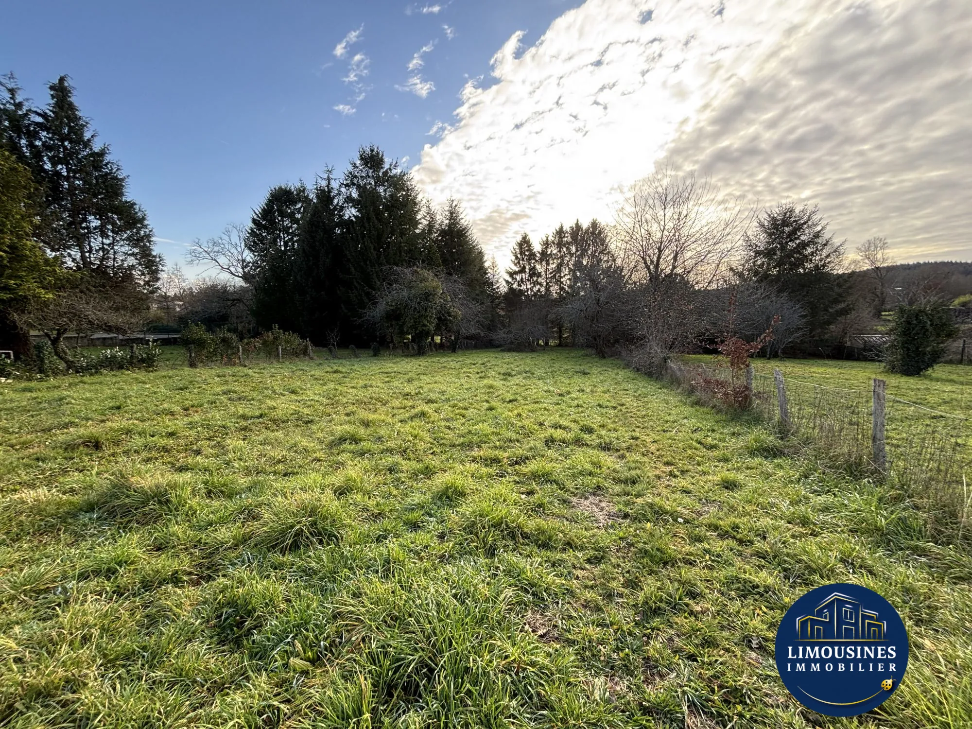 Terrain constructible de 900 m² à Saint Hilaire Les Places - Opportunité rare