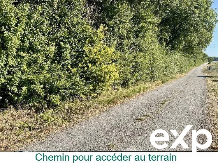Terrain constructible et plat à Montcuq-en-Quercy-Blanc de 3900 m² 