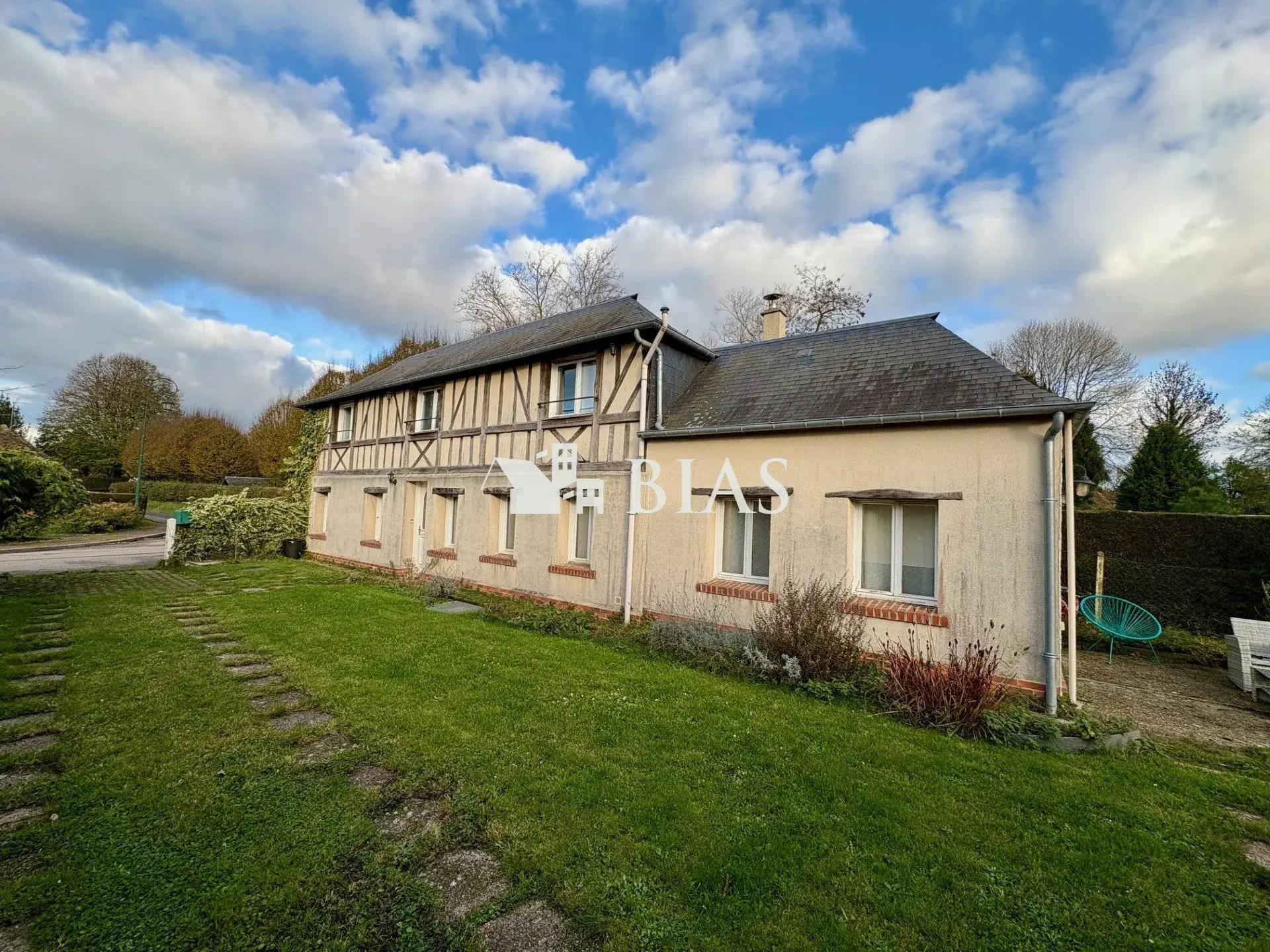 Jolie maison ancienne à 3 minutes de Routot avec terrasse et 2 chambres